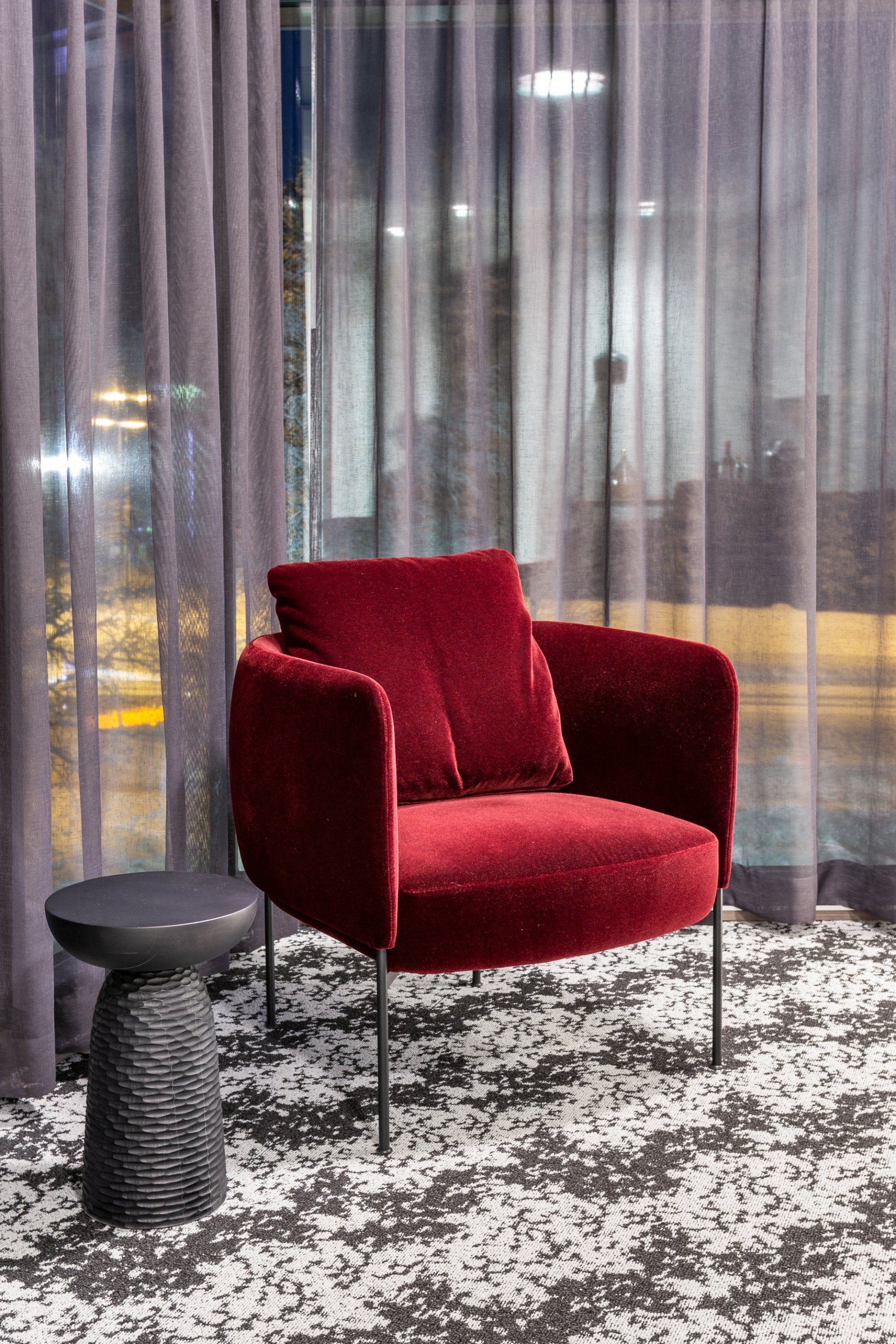 Adea Bonnet nojatuoli, punainen verhoilukangas. 