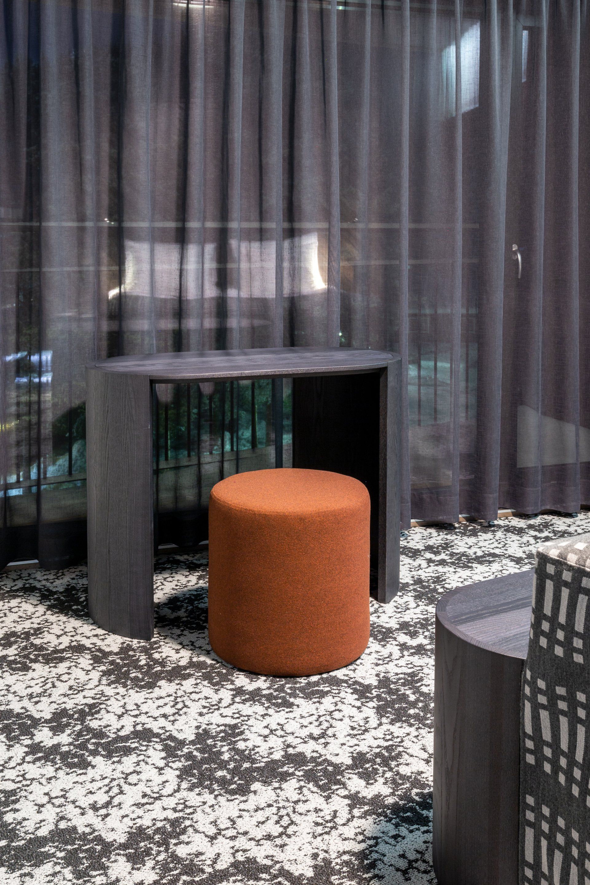 Suomalaista designia hotellissa. Pöytä Made By Choice Airisto. Rahi Hakola Moon. 