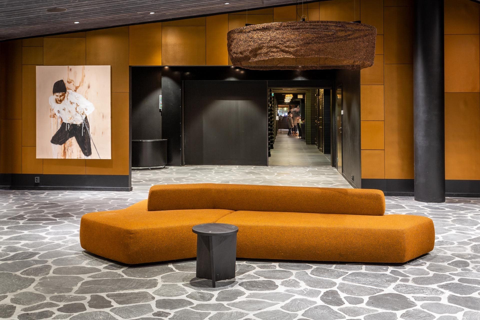 Lappi matkailu - Levi Design hotellin aulatilan kuparinsävyinen sisustus.