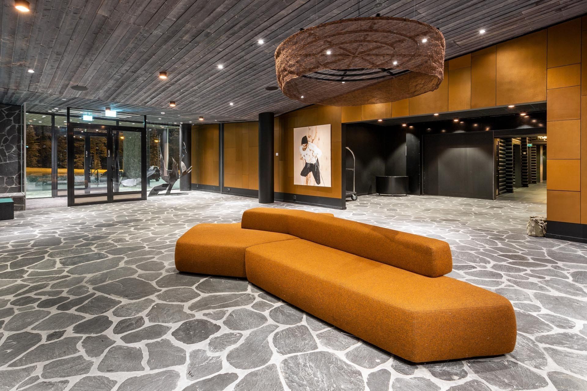 Moroso Rift sohva ja uniikki kuparinhohtoinen valaisin Levi Design hotellin aulassa.