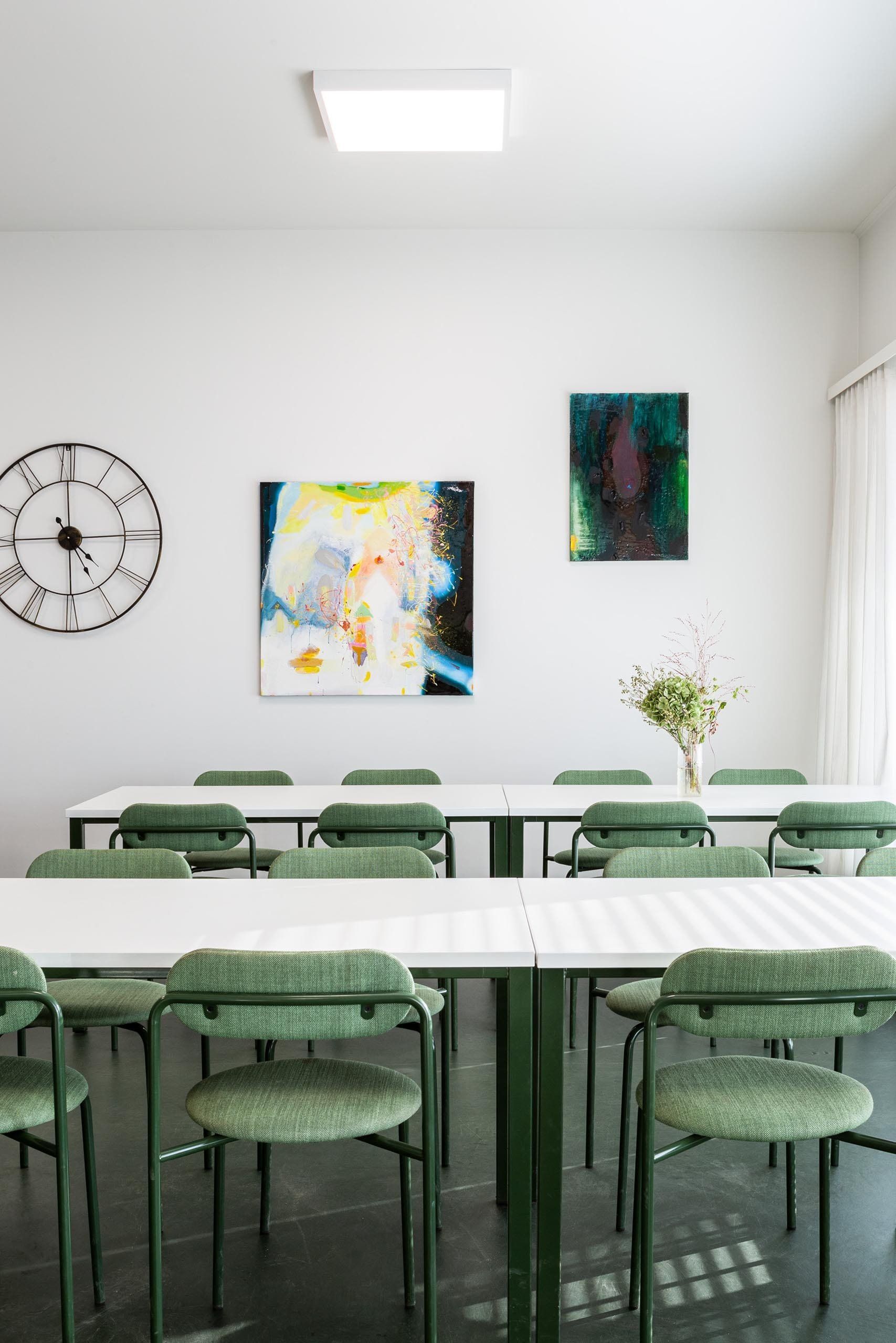 Toimitilan kahvio. Tuolit Lepo Product Moderno. Tuoleissa värillinen metallirunko. 