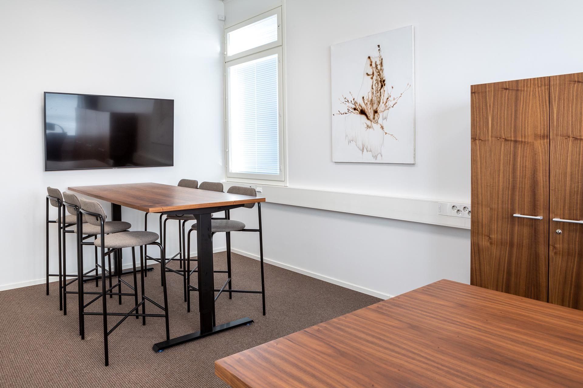 Toimiston pieni neuvottelutila. Toimistokalusteet pähkinäviilutettu. 