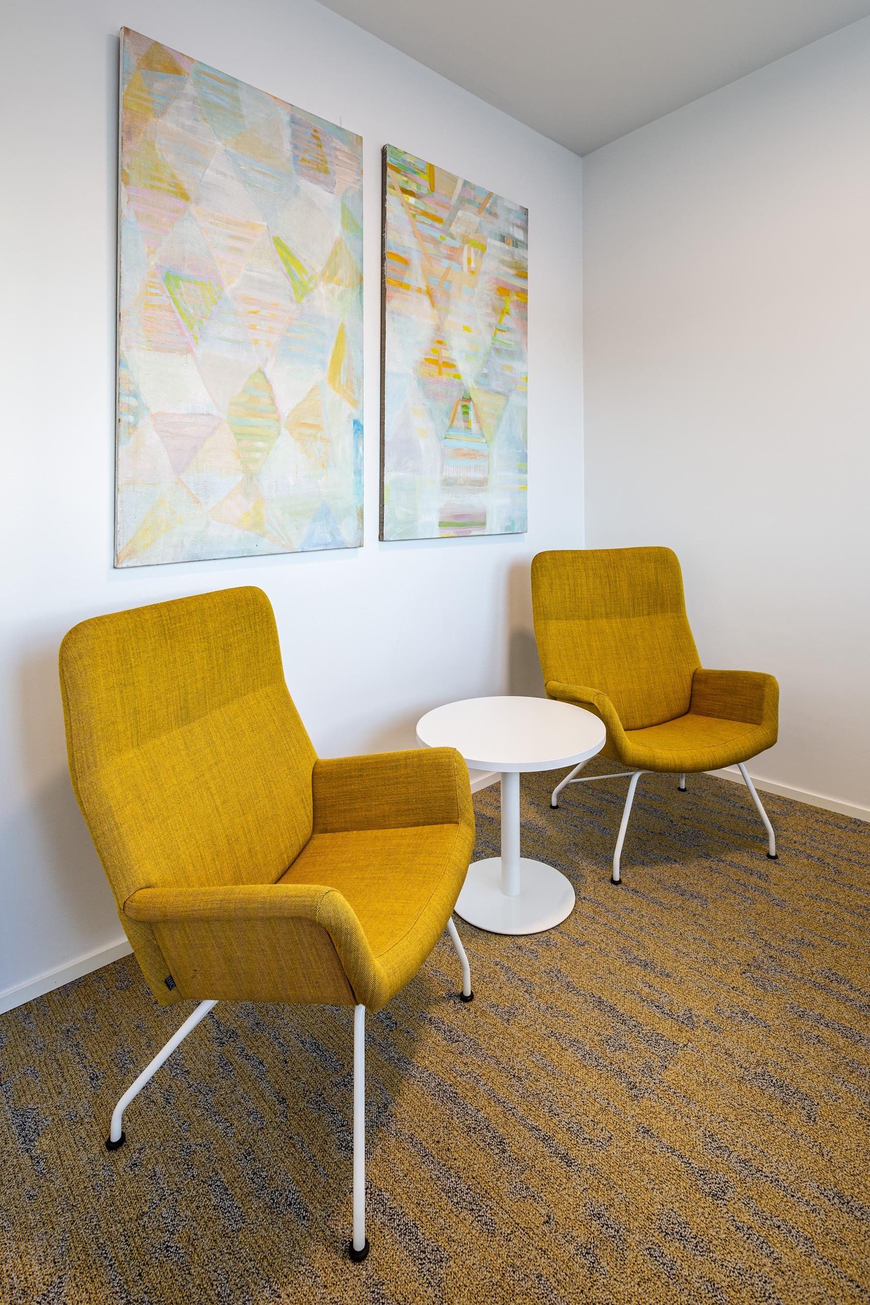 Toimiston keltainen nojatuoliryhmä lepo Product Moderno.  