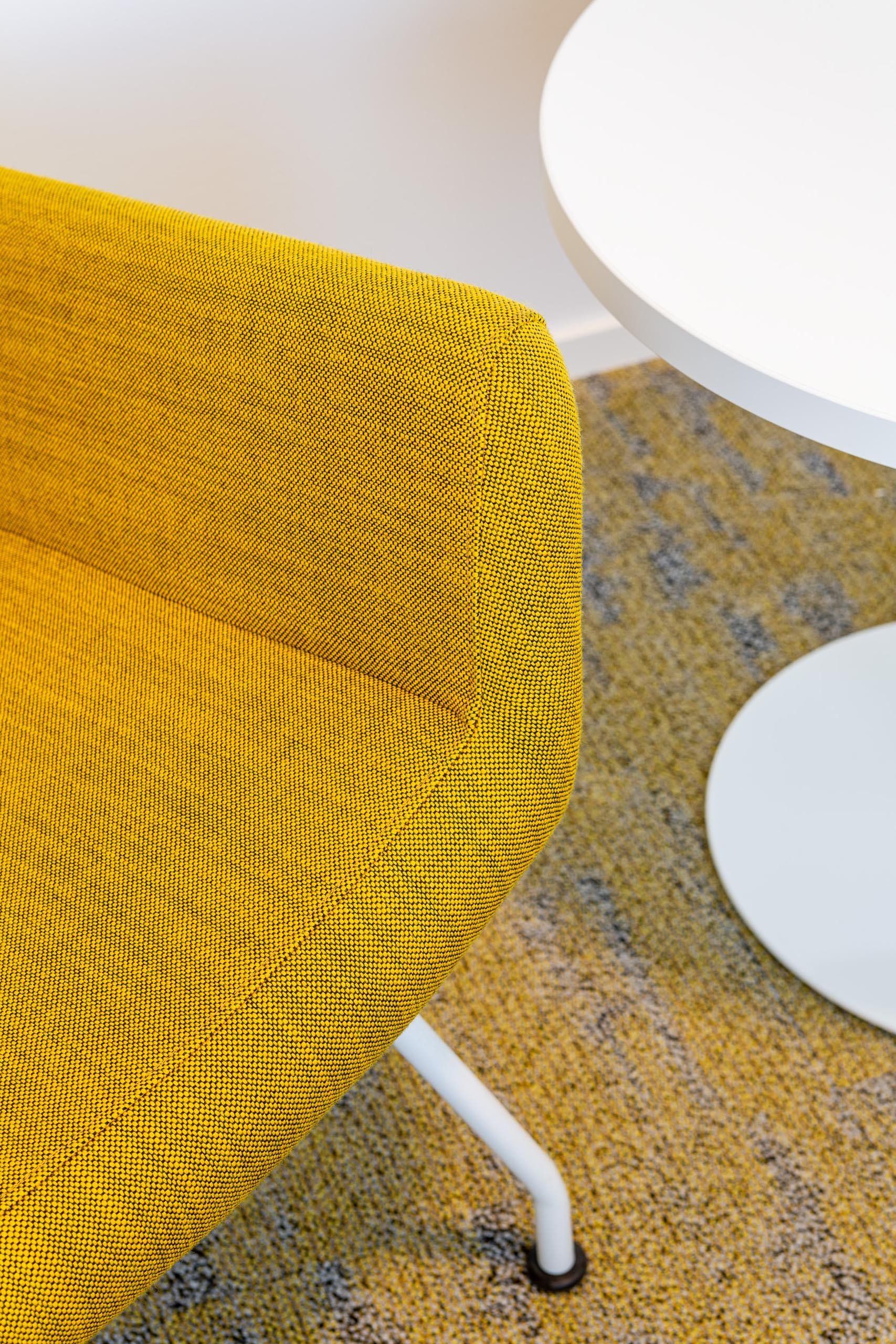 Tekstiilisuunnittelu - tuolin verhoilu ja kokolattiamatto