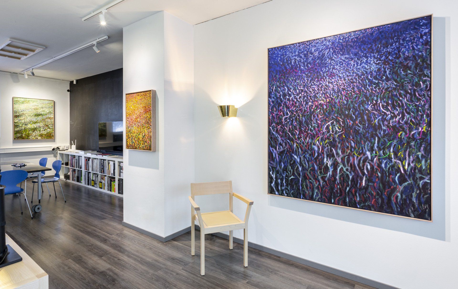 Galleria tuula y galleriatila ja suunnittelutoimisto studion tuula y. Seinällä Eemil Karila taideteokset. 