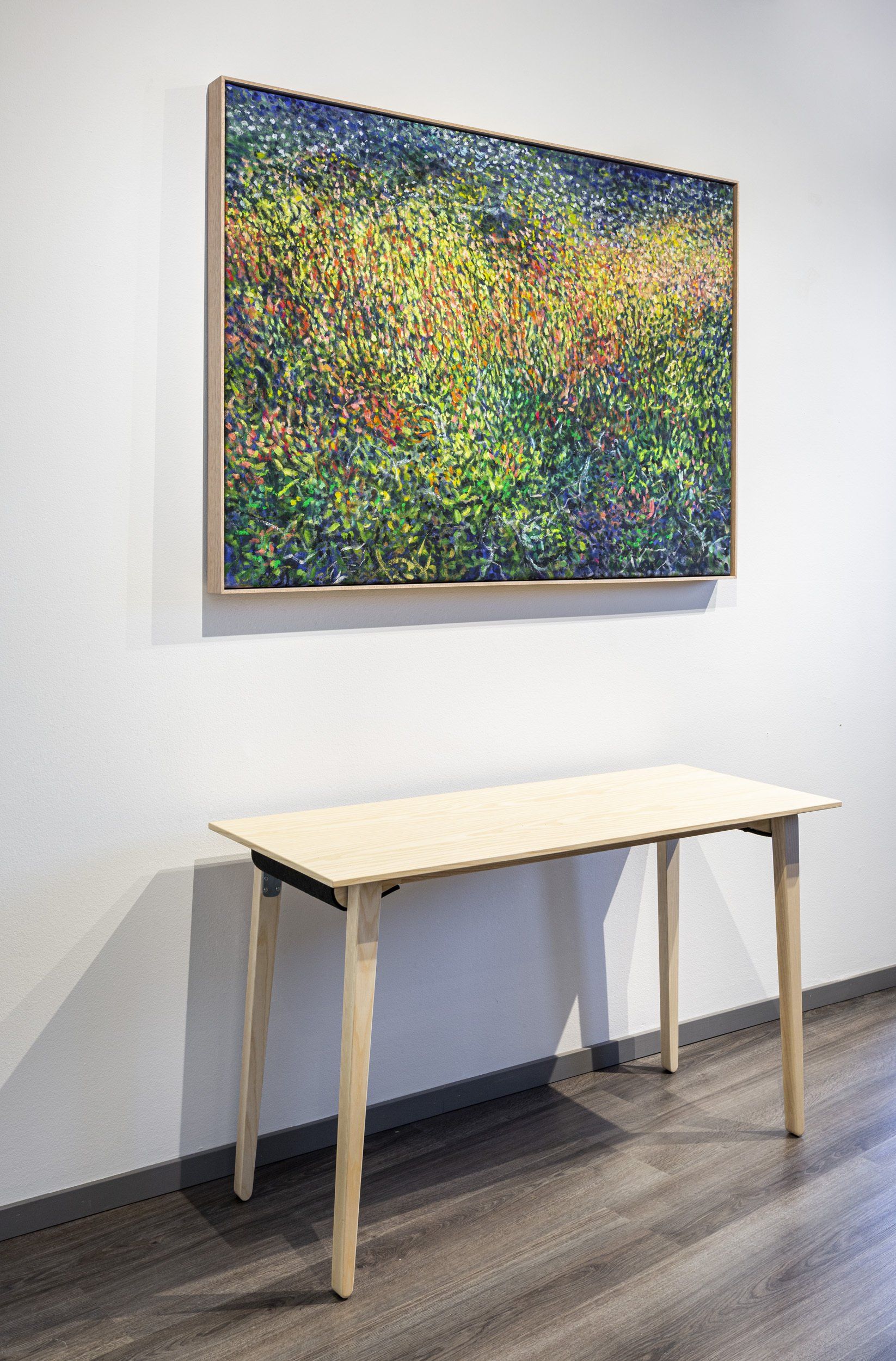 Pöytä Karl Andersson & Söner Press taittopöytä. Seinällä Eemil Karila taideteos. 