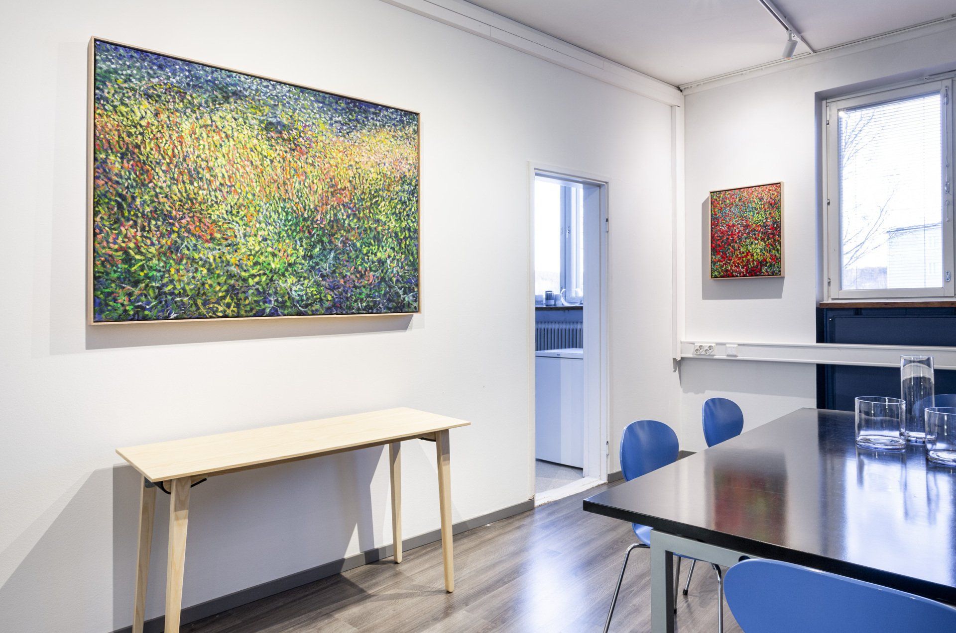 Suunnittelutoimisto ja taidegalleria. Pöytä Karl Andersson & Söner Press taittopöytä. Seinällä Eemil Karila taulu.