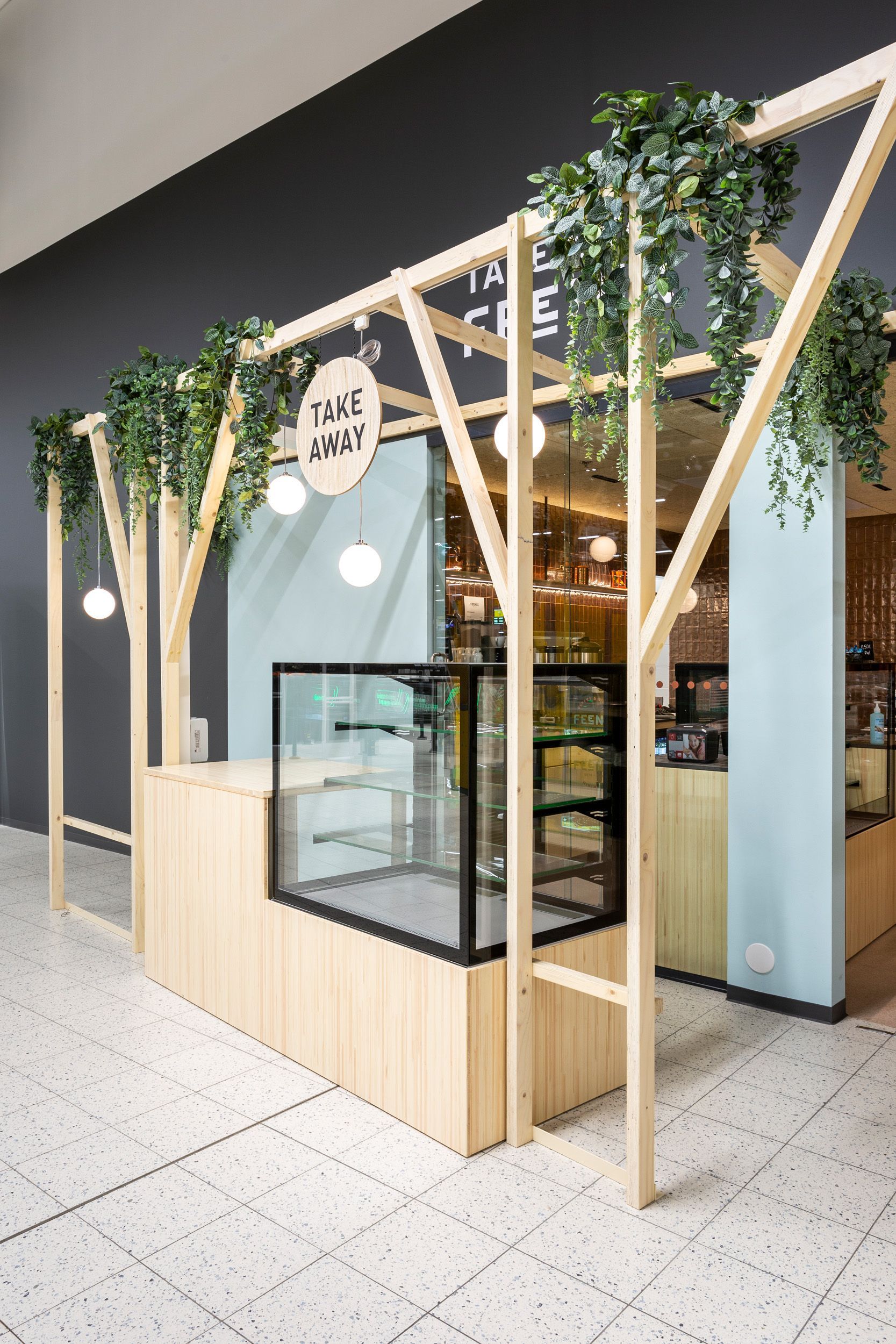 Myymäläkalustesuunnittelu - ravintolan puinen Take Away piste ja rimakatos kertopuusta.