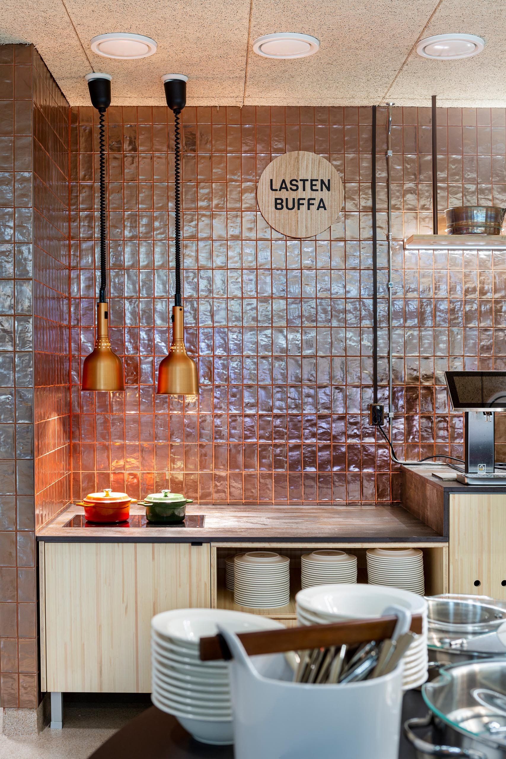 Lasten buffet -  kupari laattaseinä WOW Design Fez