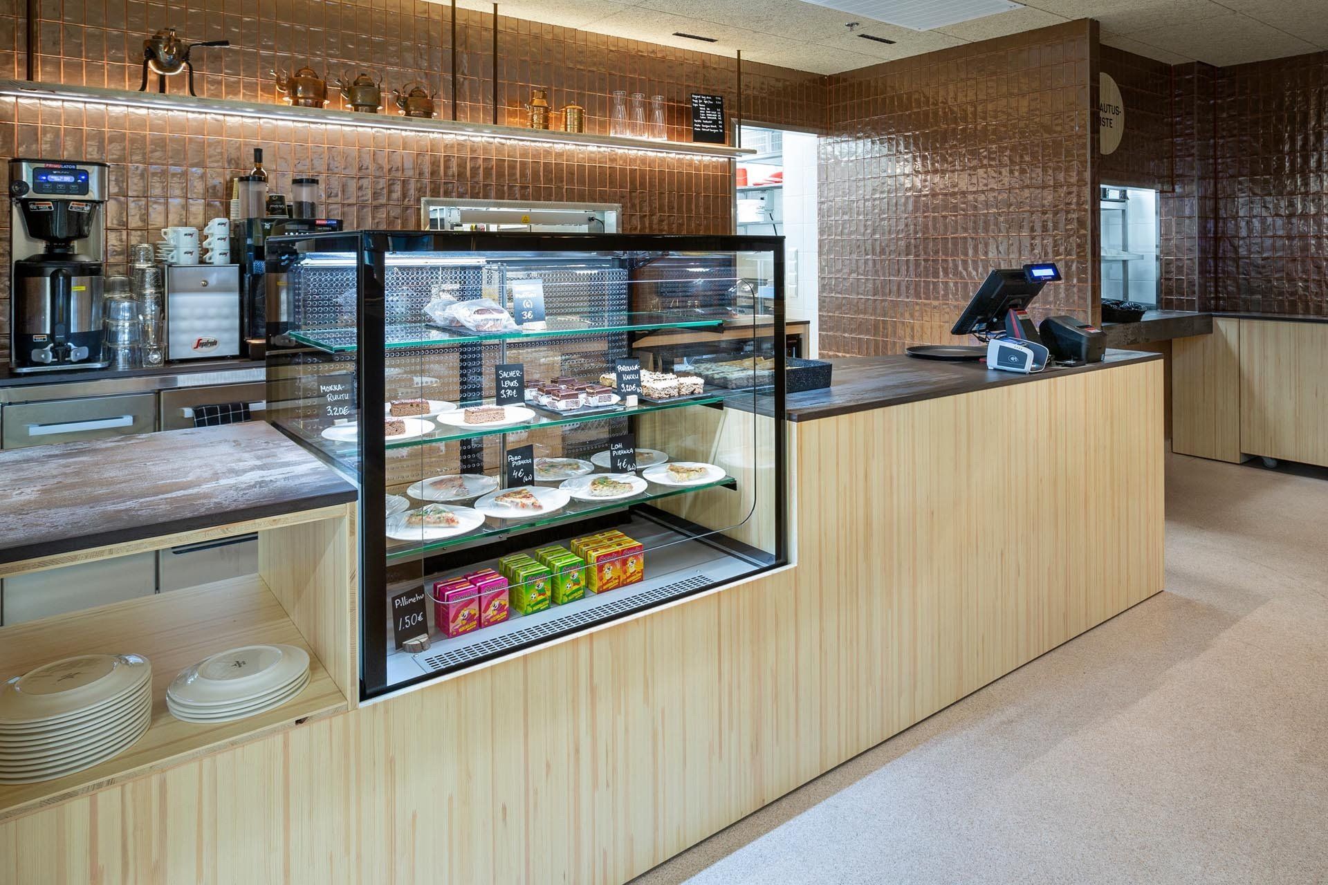 Ravintolan kassalinjasto ja myymälävitriini.