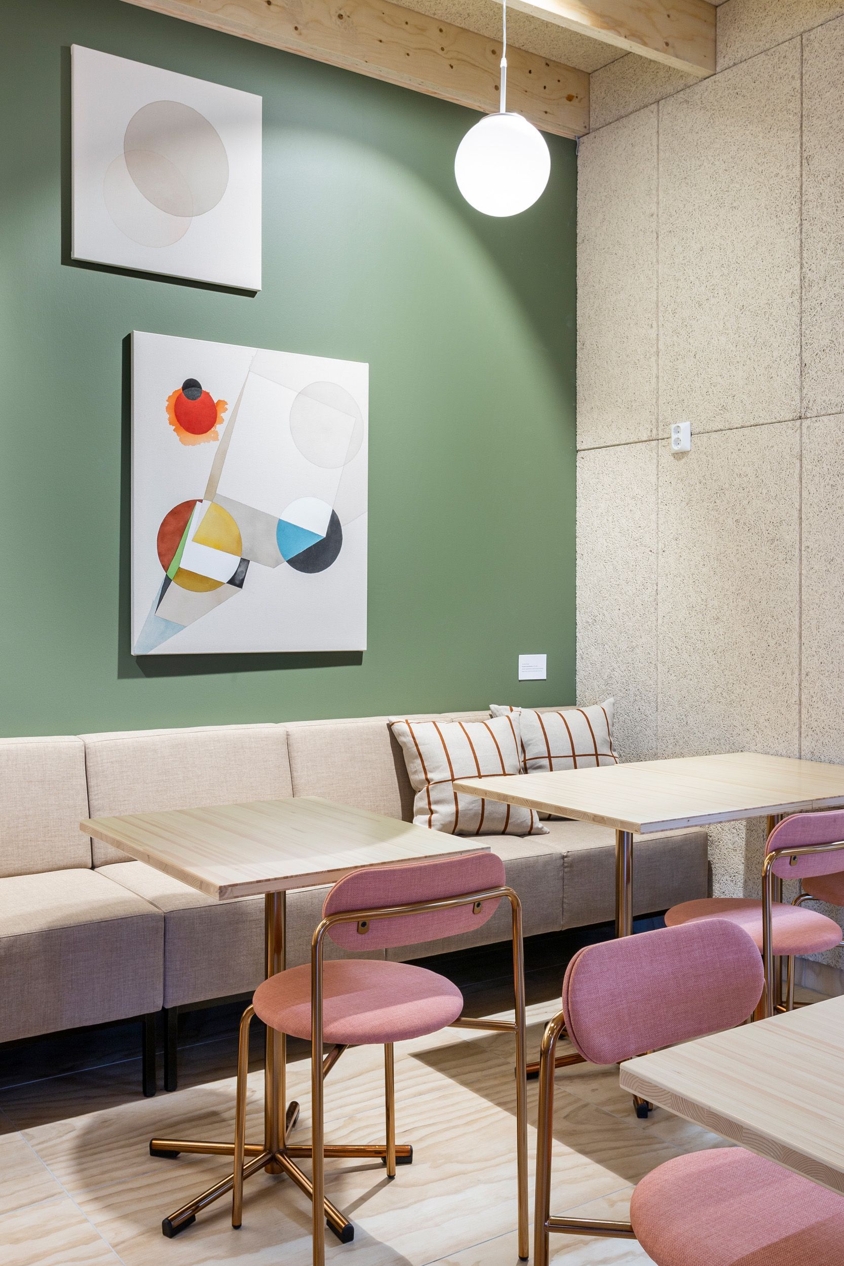 Tunnelmallinen ravintolanurkkaus. seinäss Hera Design akustiikkalevy. Tyyny Marimekko Tiiliskivi. 