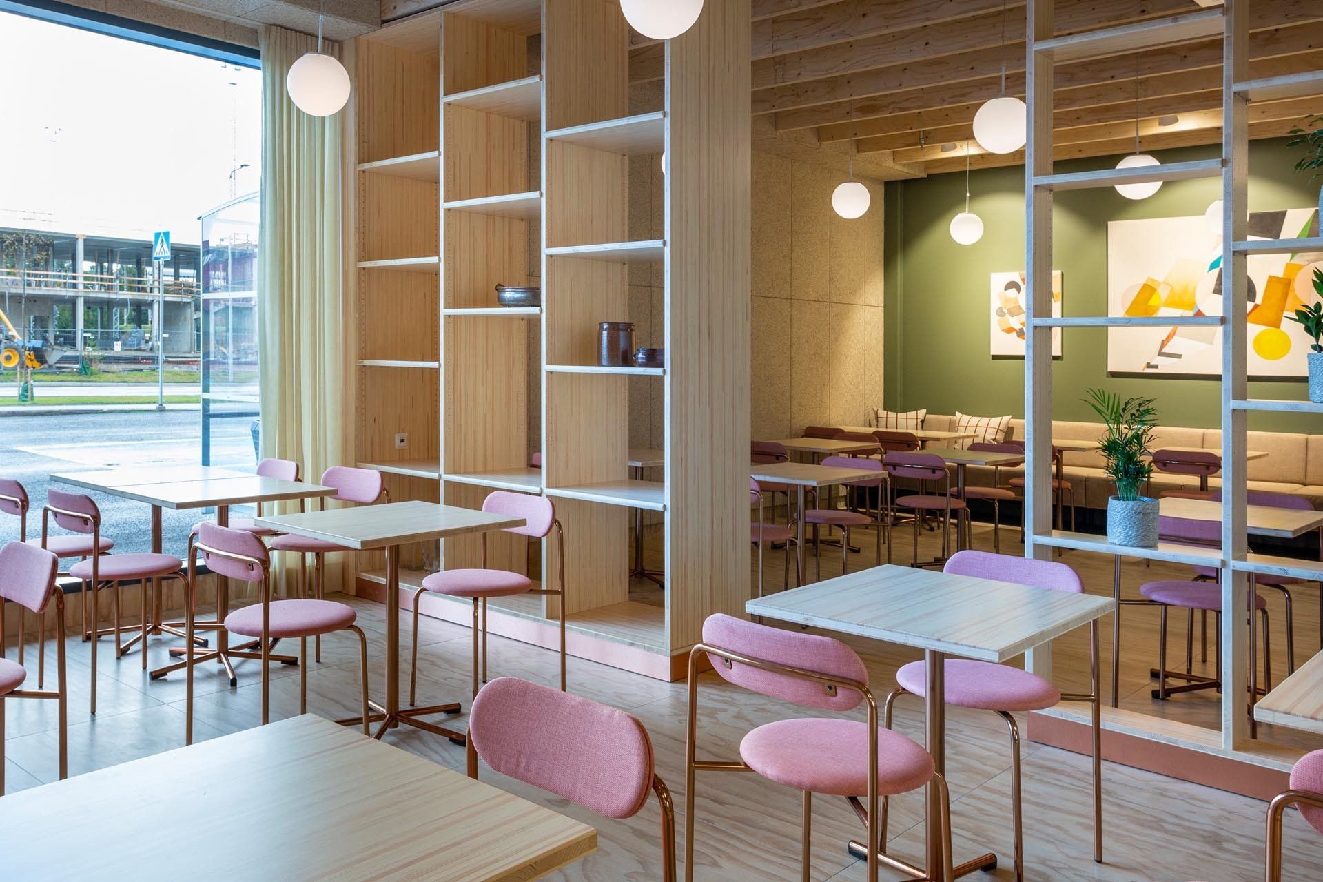 Ravintolasuunnittelu. Puinen avohyllykkö tilanjakajana. Kuparirunkoiset tuolit Lepo Product Moderno. 