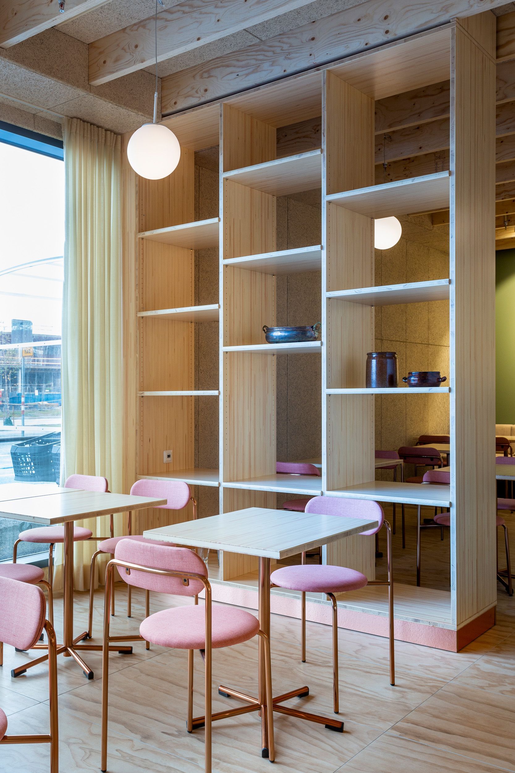 Ravintolan tilanjakaja - saarnipuinen hyllykkö.