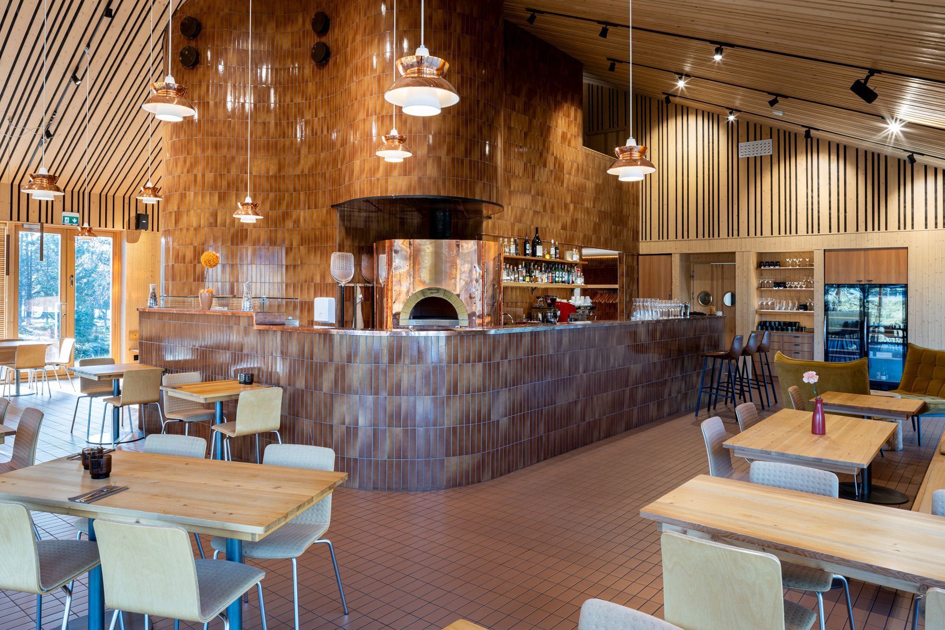 Pizzeria-ravintola lappi. Laatoitettu baaritiski. Laatta Abl-Laatat Agrob Buchtal Craft. Näyttävä rimakatto ja rimaseinät.