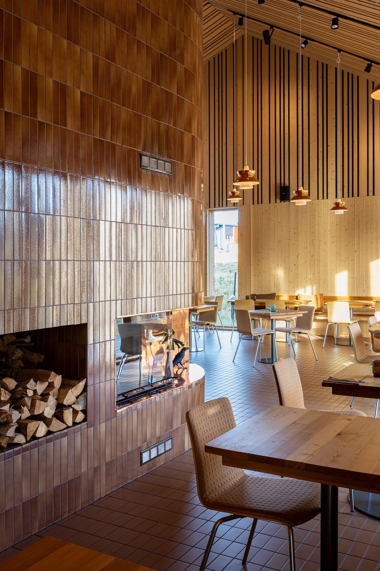 Ravintolan sisustussuunnitelma. Laatoitettu takkaseinä, laatta Abl-Laatat Agrob Buchtal Craft.