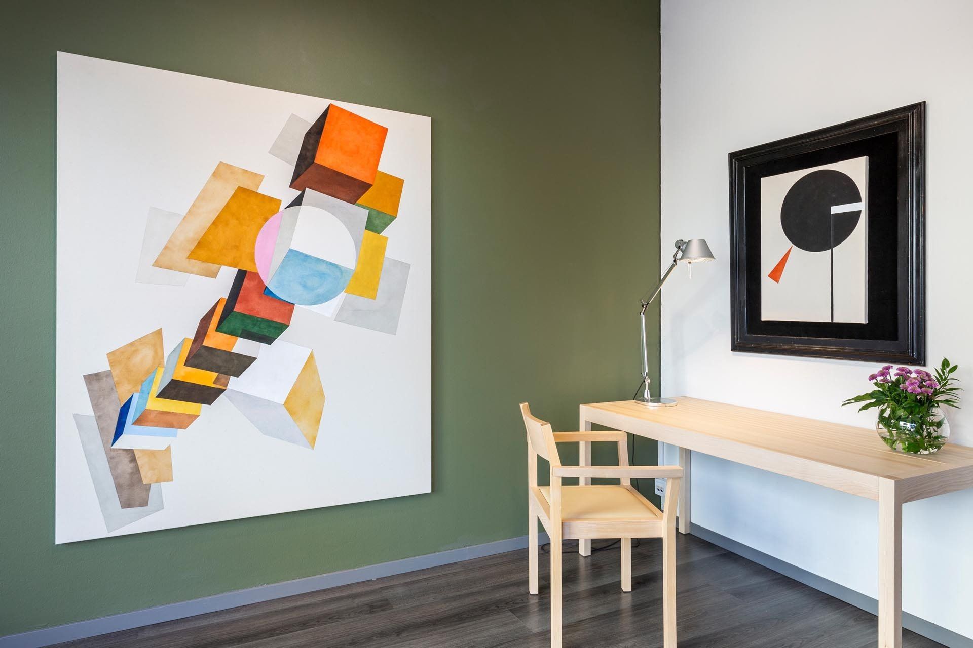 Taidegalleria ja kalustenäyttely: Tuomas Korkalon maalaus ja Nikarin puinen pöytäryhmä. Taulun takana vihreä seinä. 