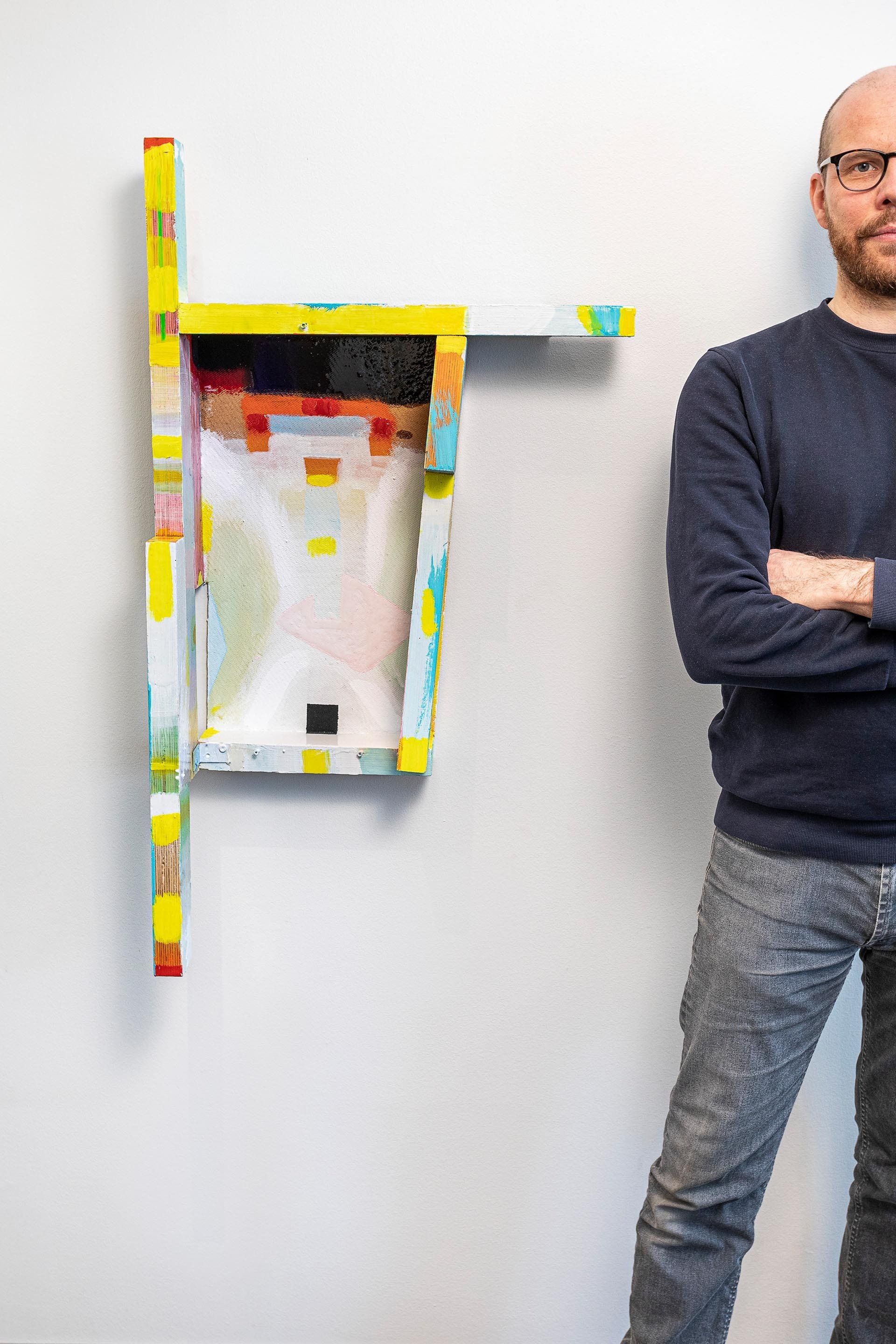 Henri Hagman ja taideteos tuula y galleriassa. 