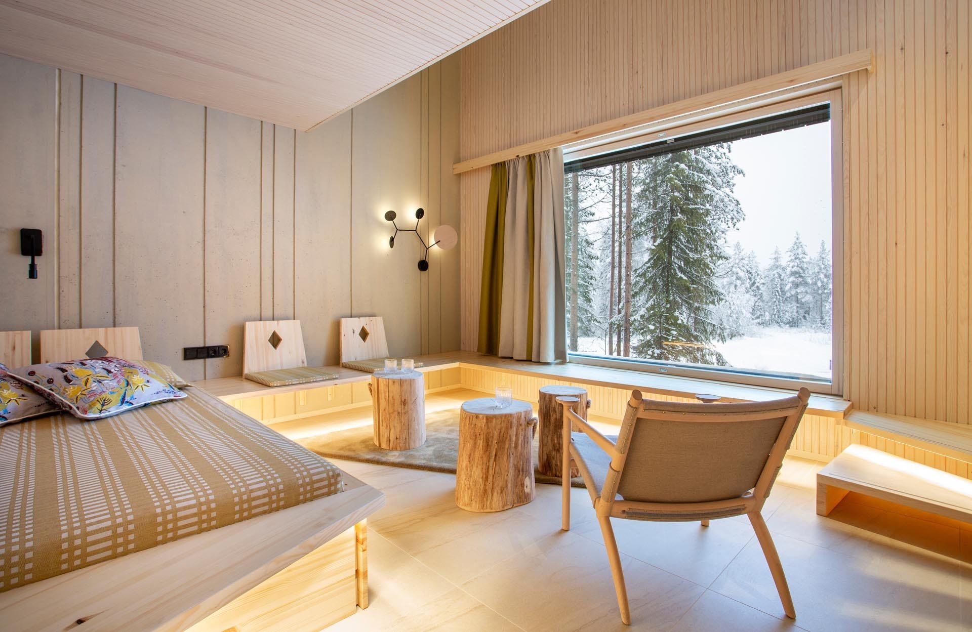 Napapiiri matkailu - lappihenkinen hotellin sisustus. Maisemanäkymä ikkunasta lapin luontoon.