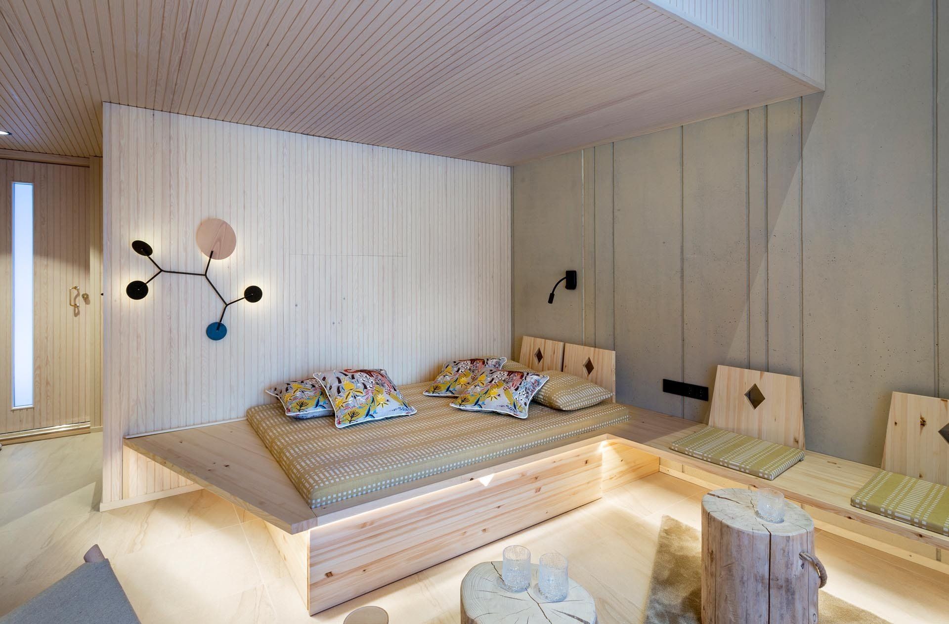 Kiintokalustesuunnittelu. Lappihenkinen vuodekaluste puusepäntyö. Pehmusteiden verhoilut Johanna Gullichsen Nereus. 