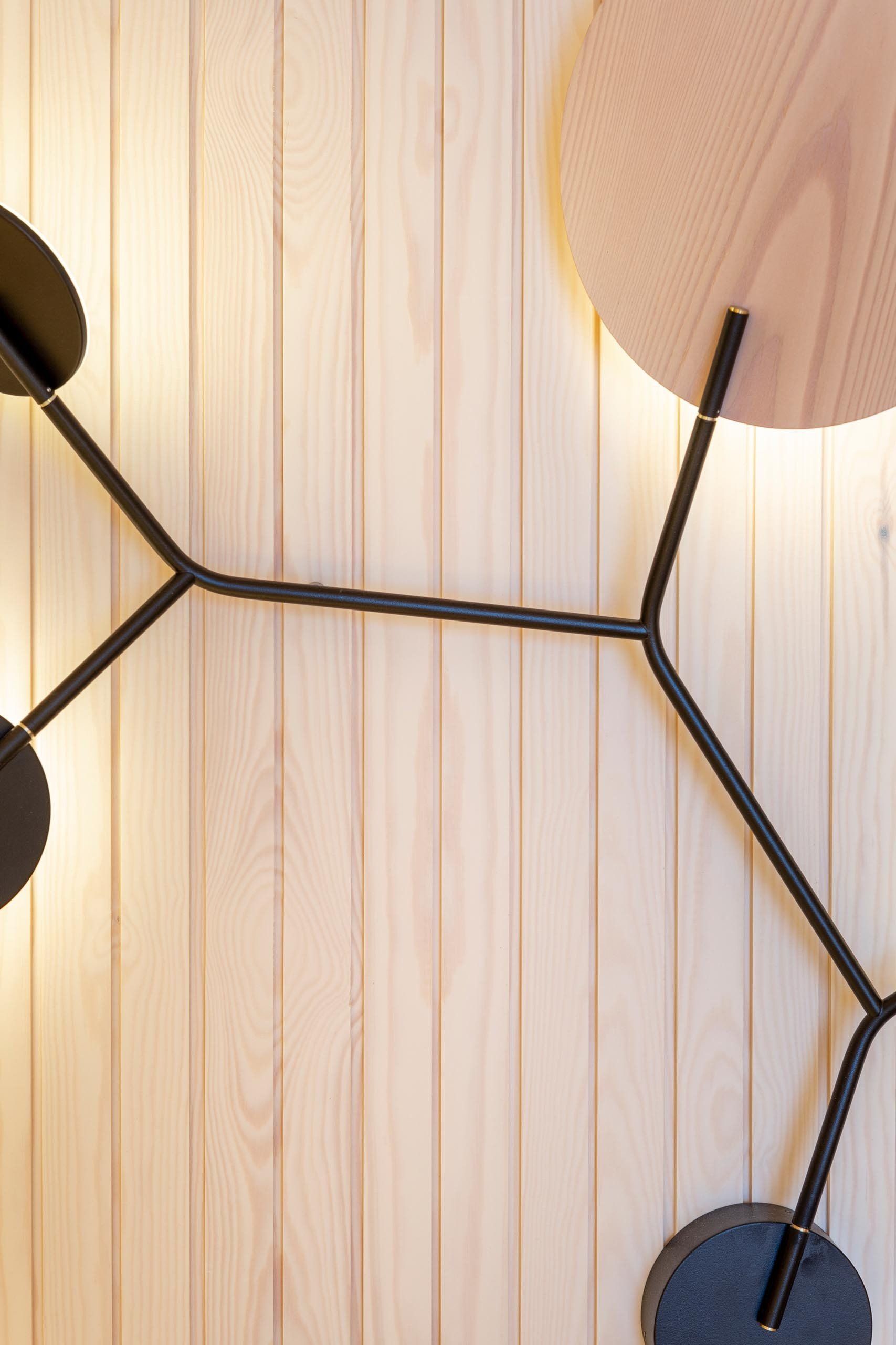 Hotellihuoneen sisustuksen yksityiskohta. Paneeliseinä ja Tunto Design Ballon seinävalaisin.