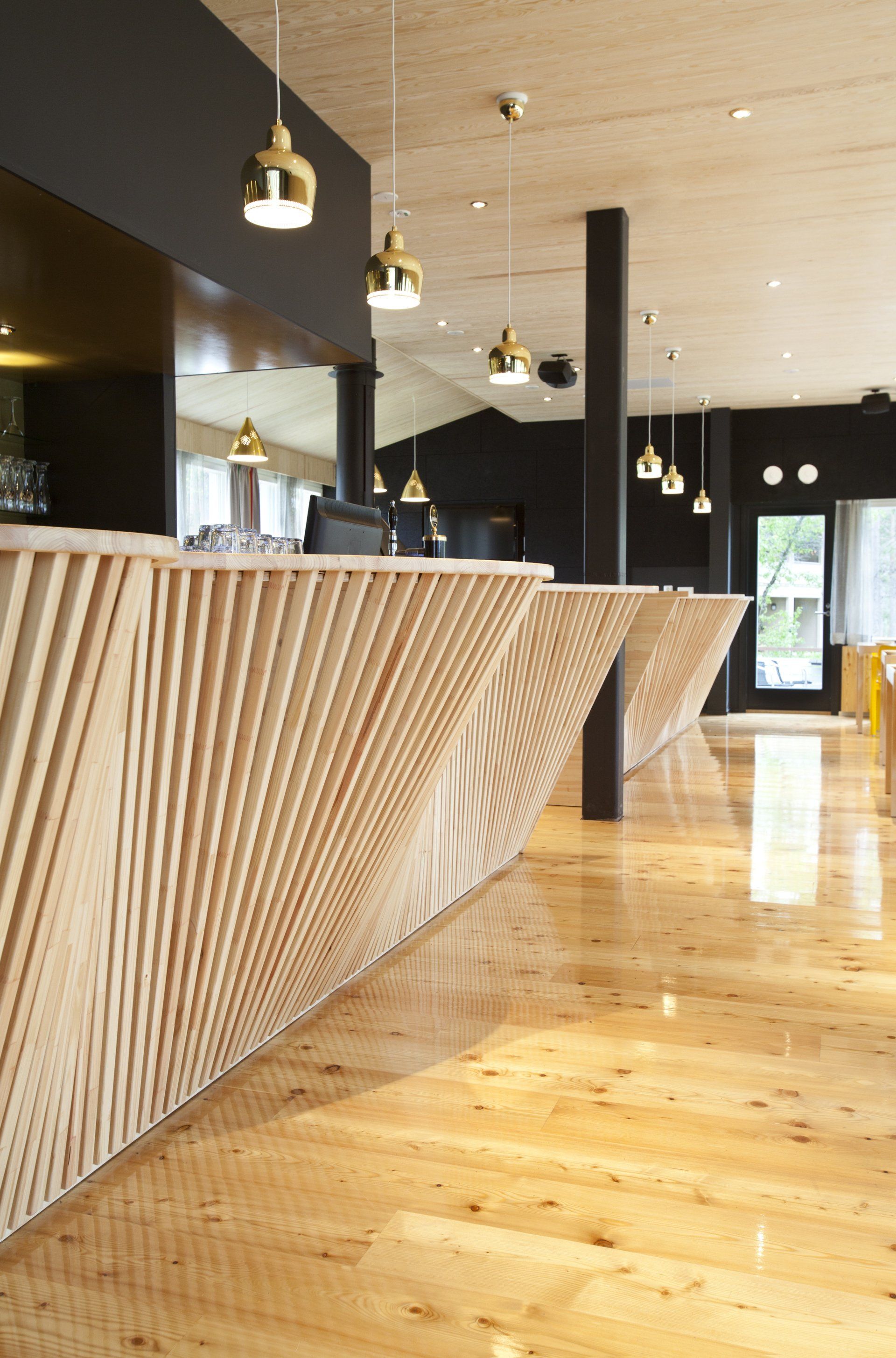 Ravintolan baaritiski. Puinen rimoitettu tiskikaluste mittatilaustyönä.