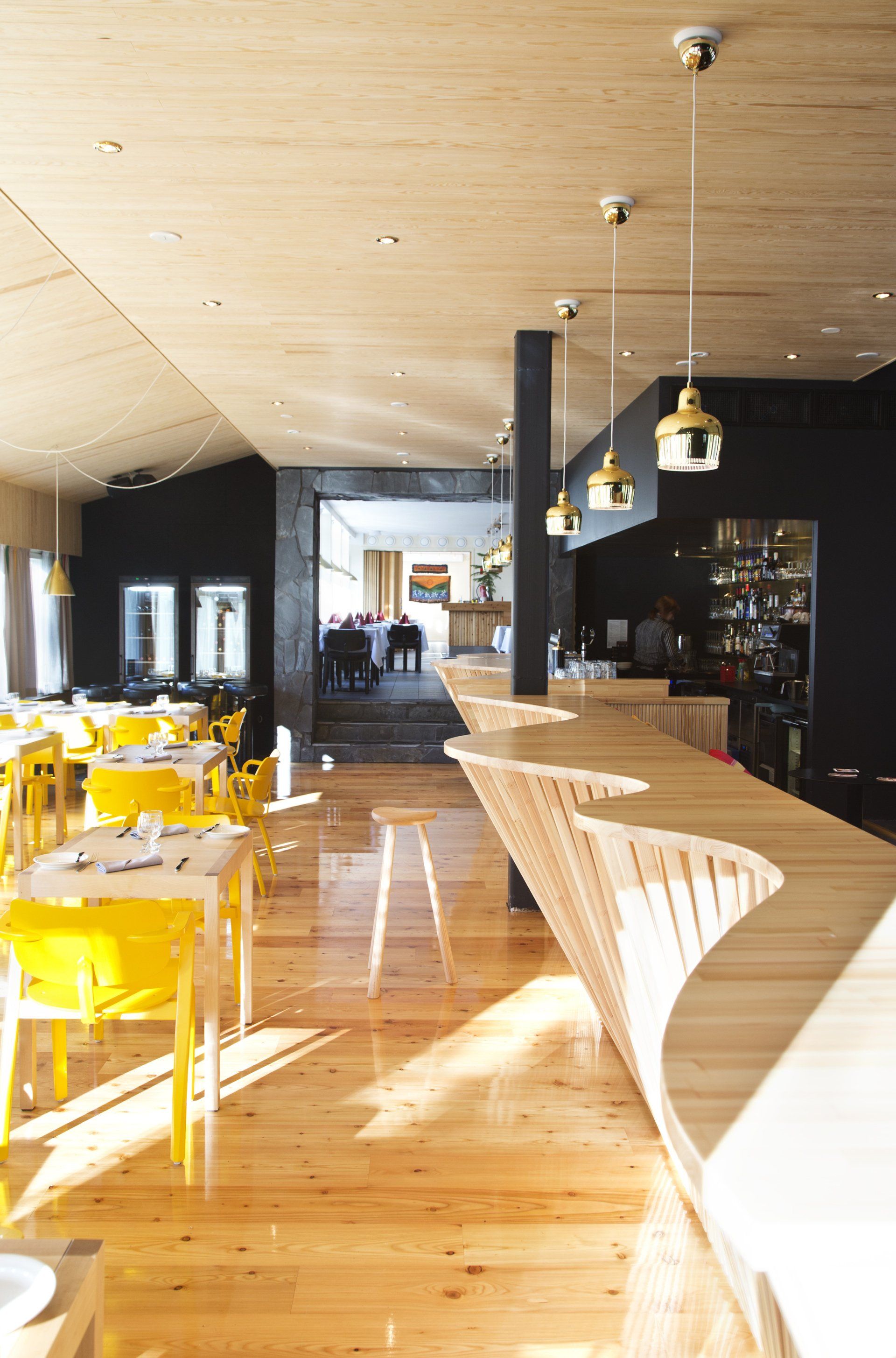 Suomalainen design ravintolassa. Artek Domus tuolit ja Golden bell riippuvalaisimet. 