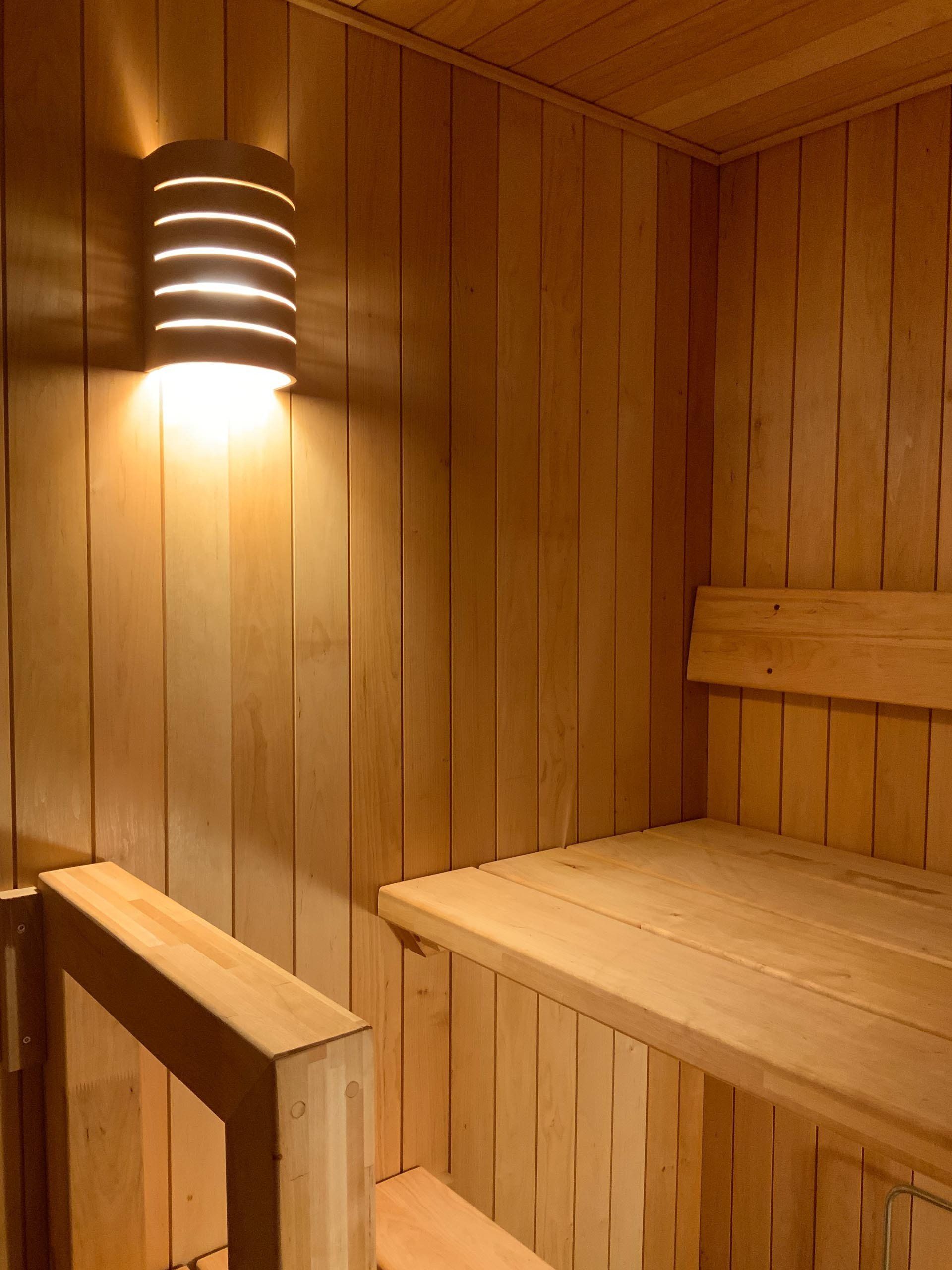 Tervaleppälauteet ja tunnelmallinen saunavalaistus.