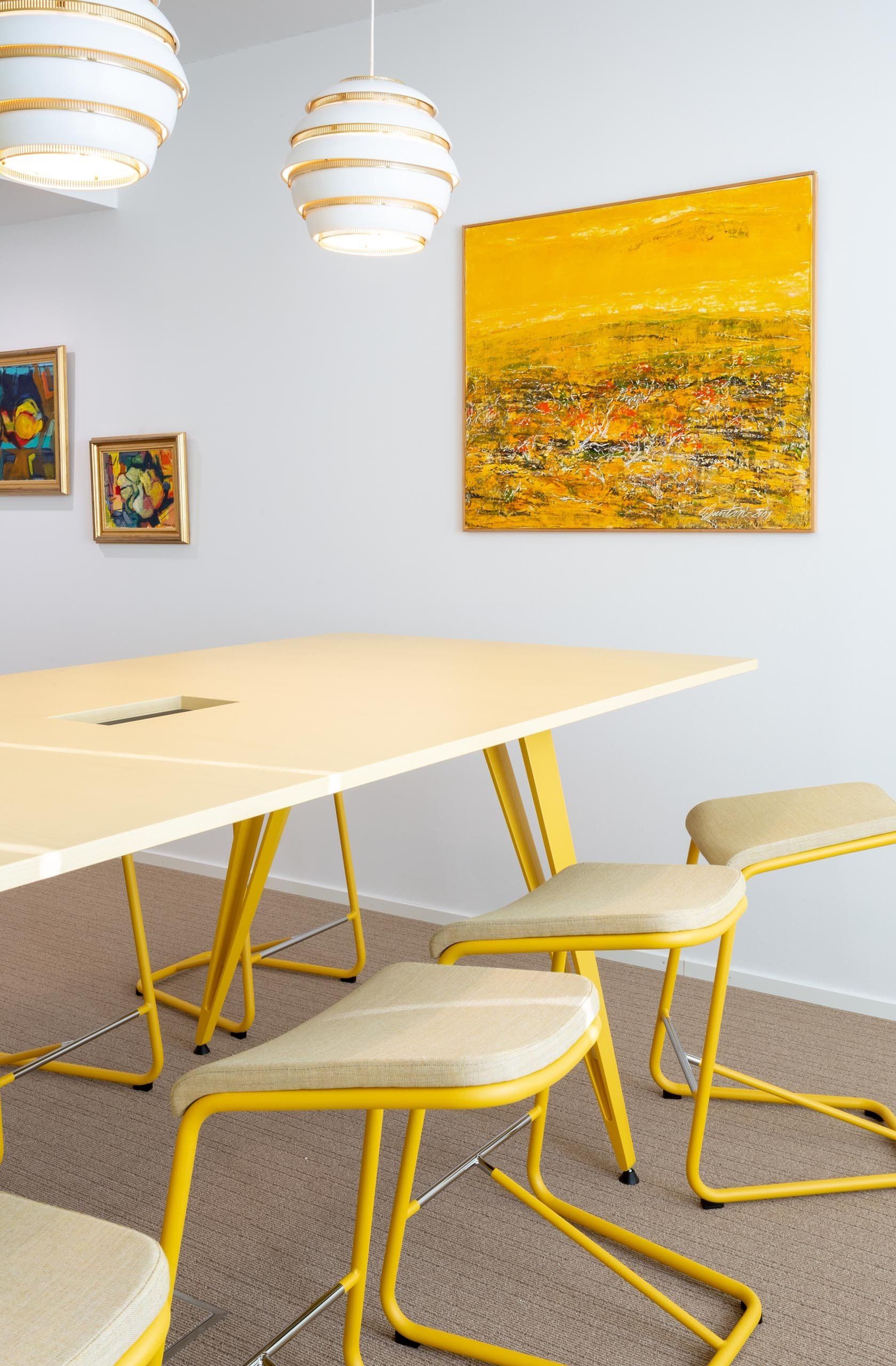 Värikäs metallirunkoinen kaluste. 