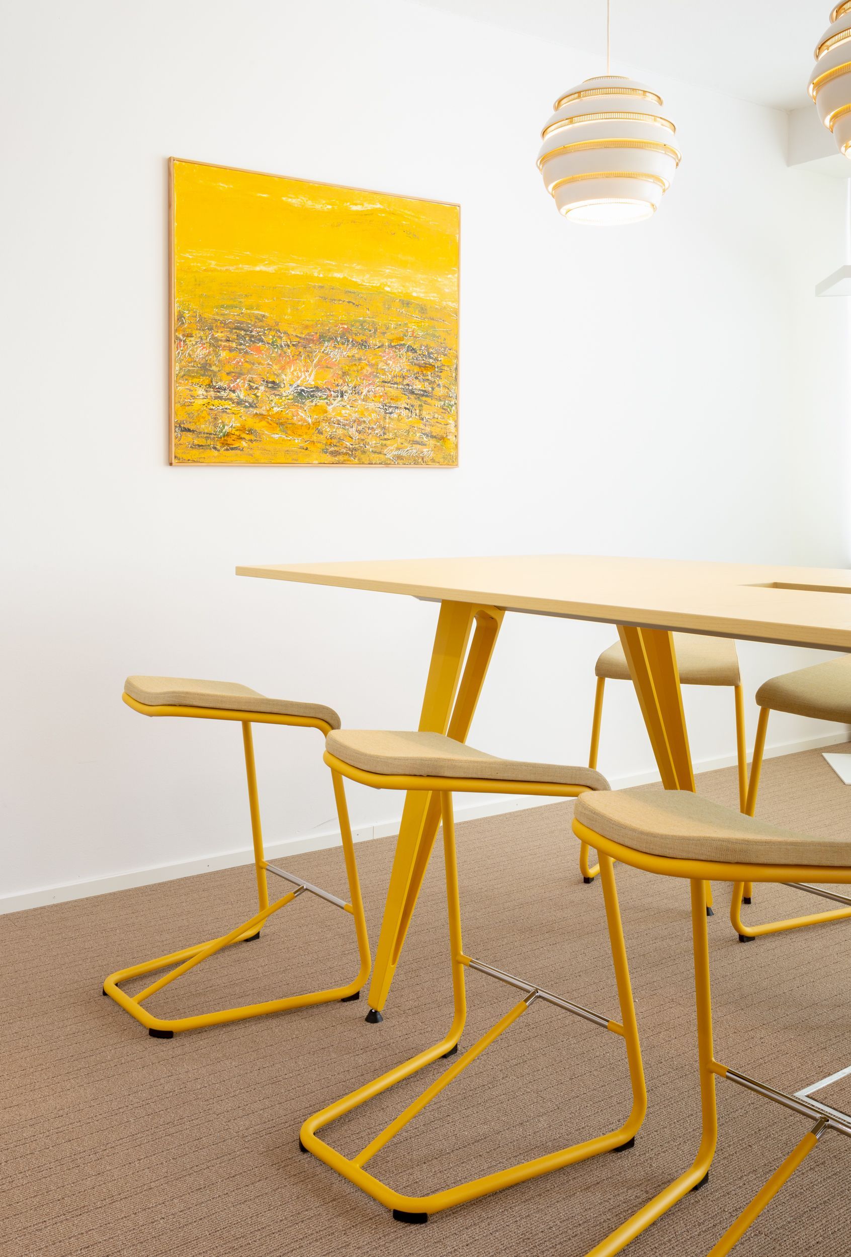 Neuvottelutila. Baarituolit Lammhults Add. Pöytä Lammhults Attach. Värilliset metallirungot. 