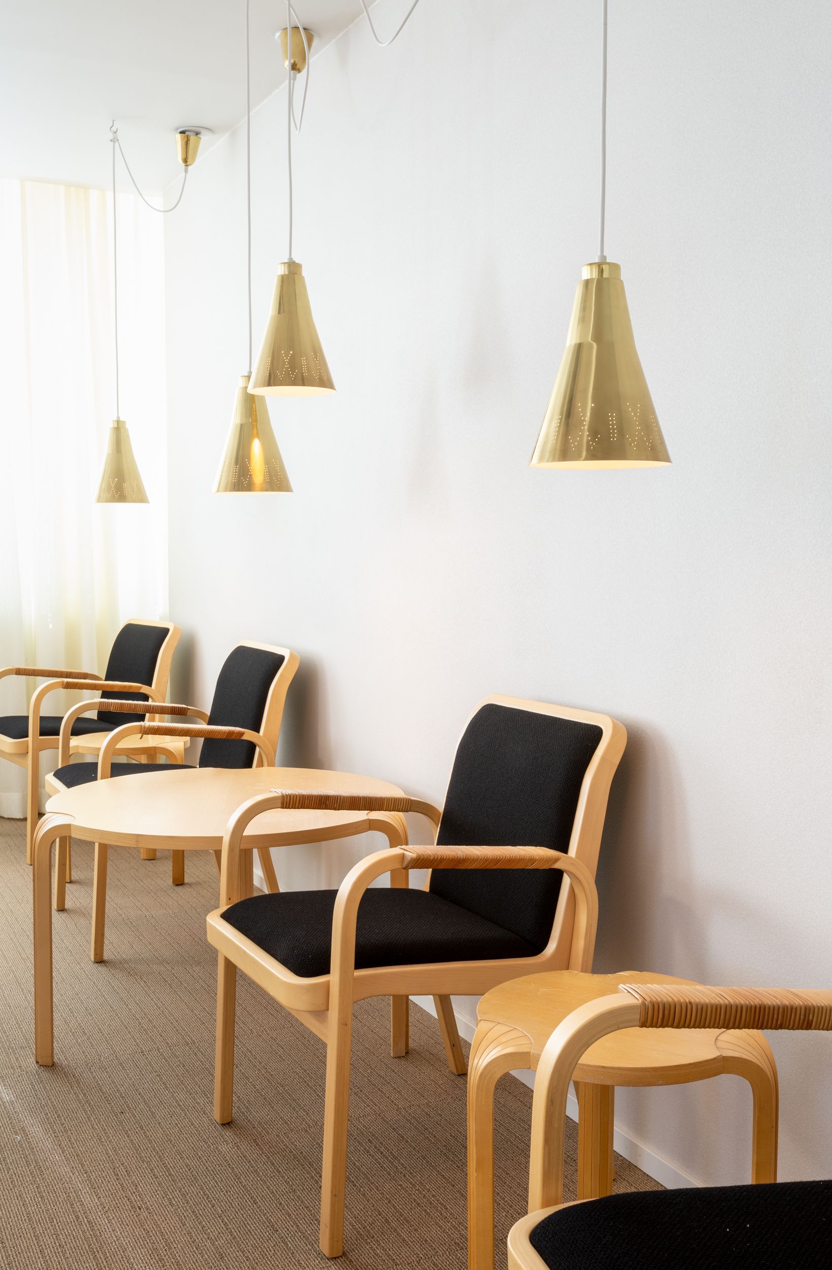 Vanhat Artek kalusteet ja Paavo Tynell riippuvalaisimet hyödynnetty toimiston sisustussuunnittelussa.