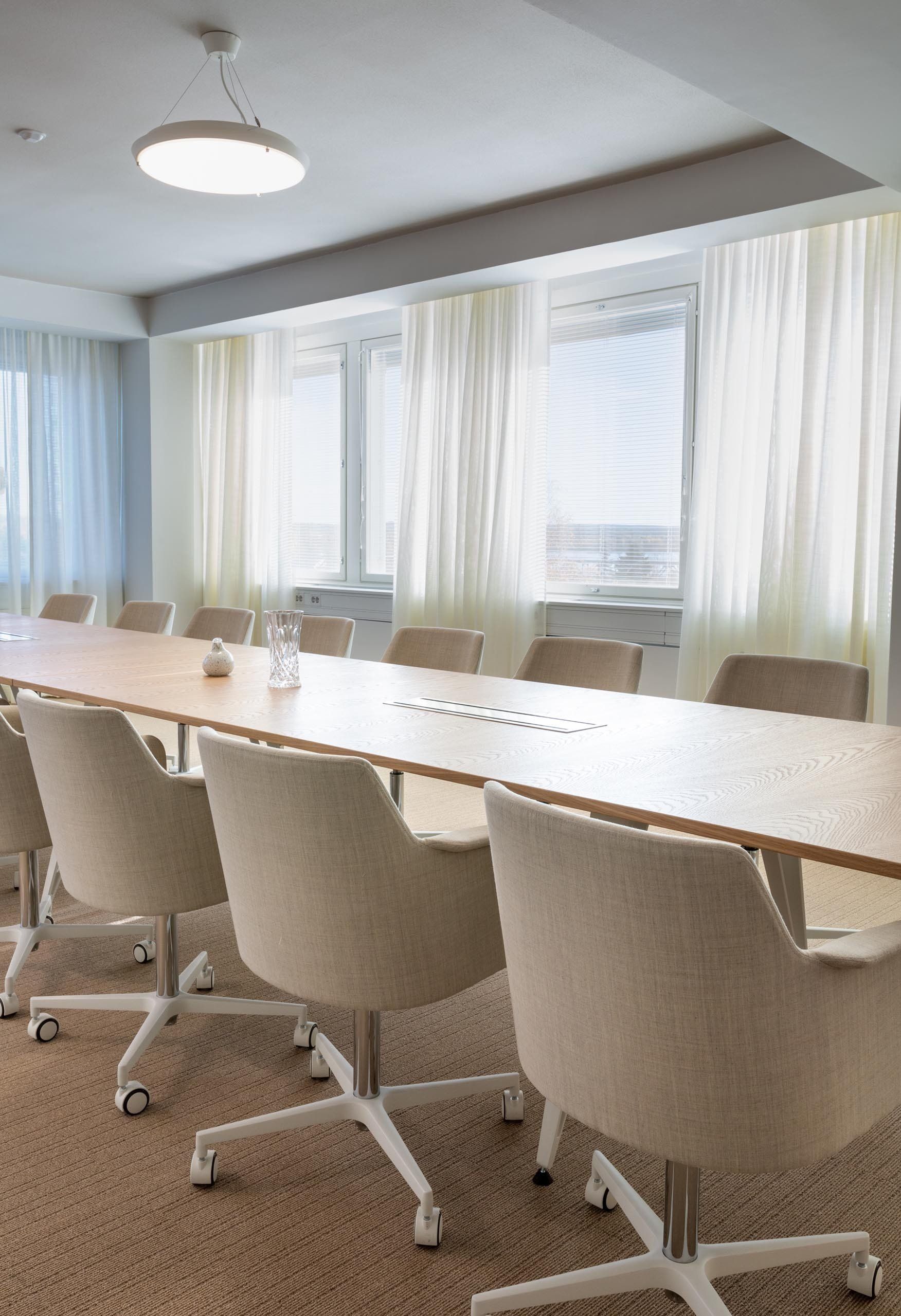 Neuvottelutilan suunnitelma. Neuvottelupöytä tammi kannella Lammhults Attach. Neuvottelutuolit Lammhults Carousel. 