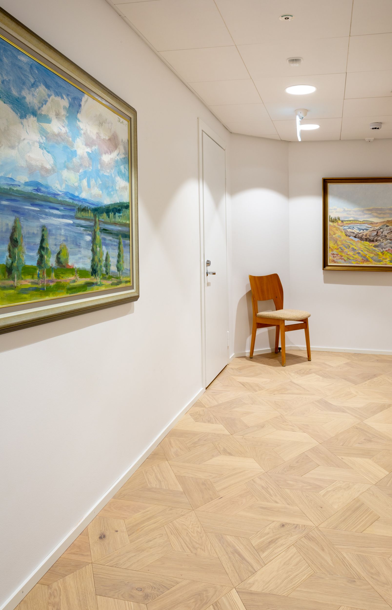 Toimiston käytävän lattiassa Timberwise Kolmio Designparketti.