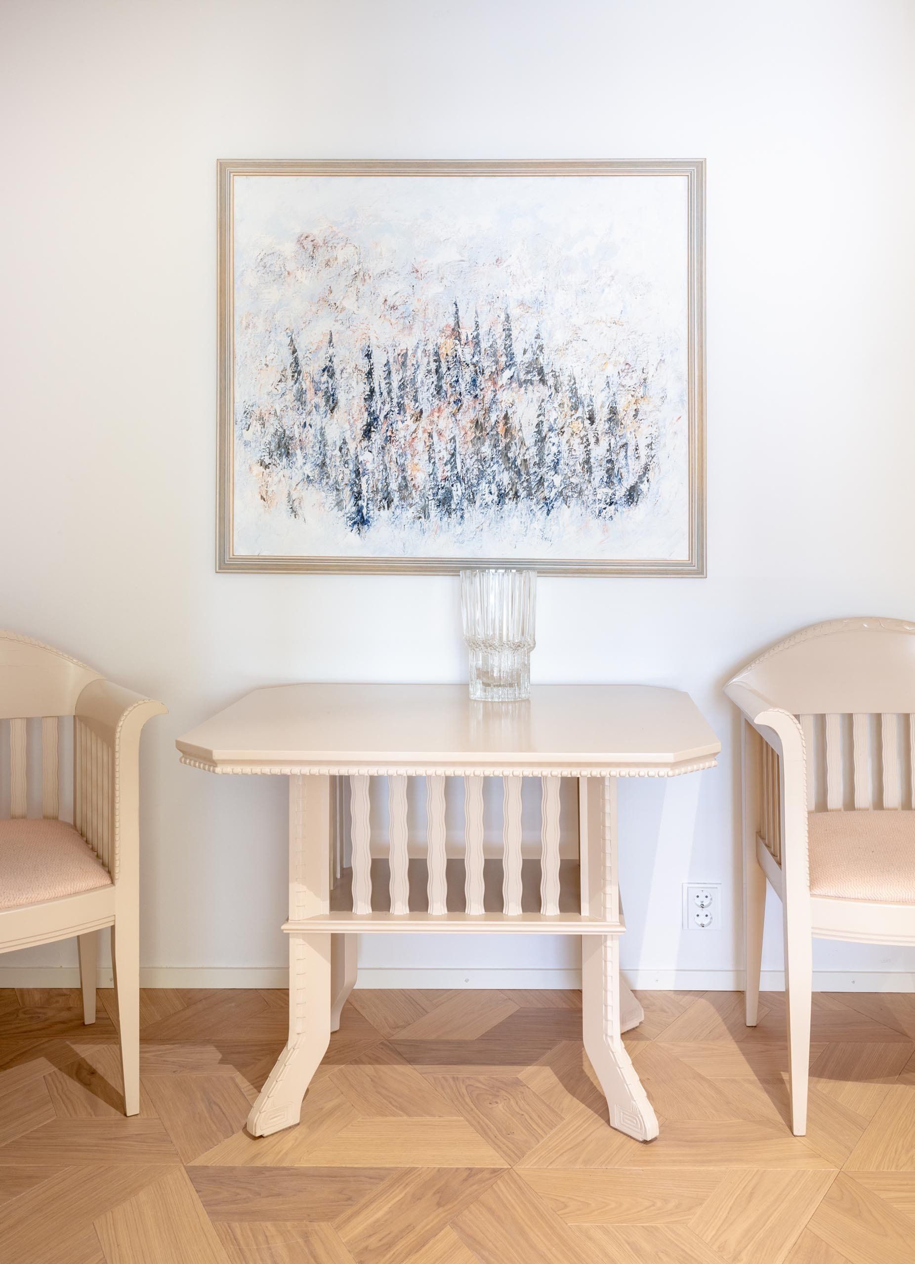 Toimiston käytävällä pöytäryhmä  Eliel Saarinen White Suite.