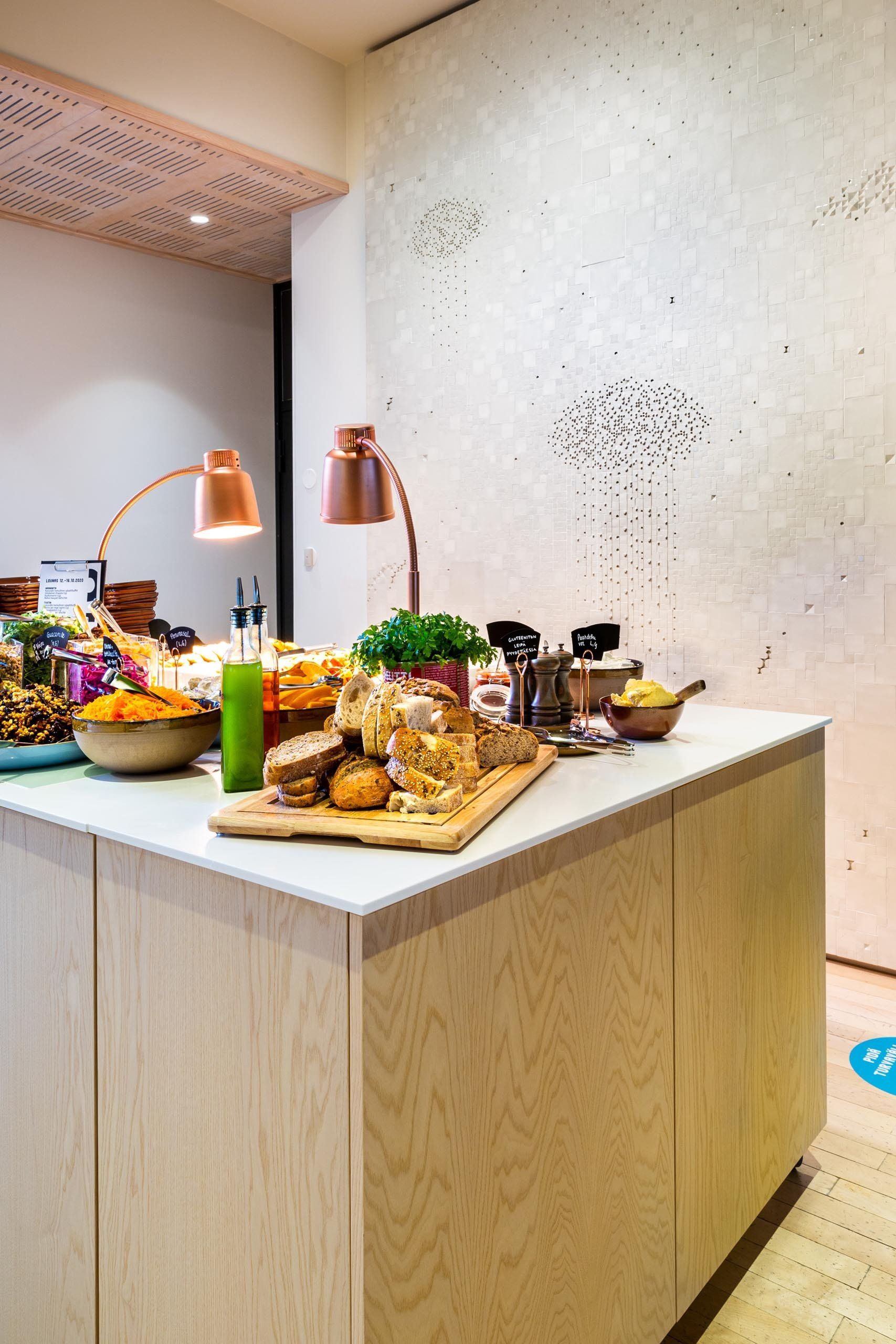 Ravintolan buffet esillepano. Lämpölamput pöydällä Focus LPF.