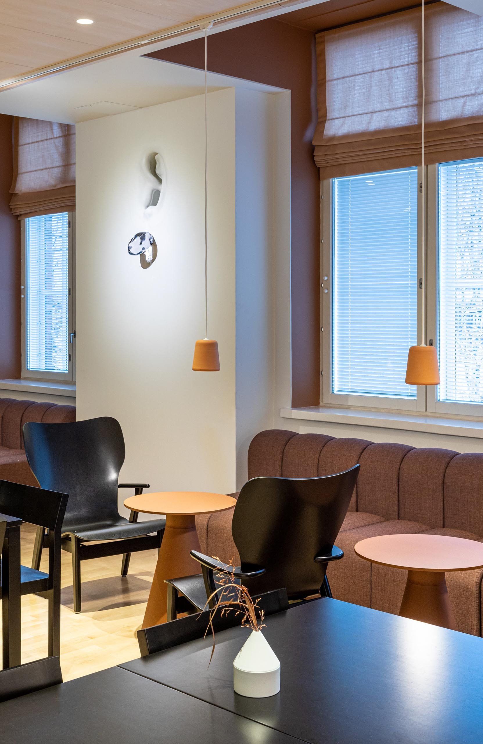 Kahvila Rovaniemellä. Sohva Blå Station Bob, Artek Domus nojatuolit ja New Works Material riippuvalaisin. 