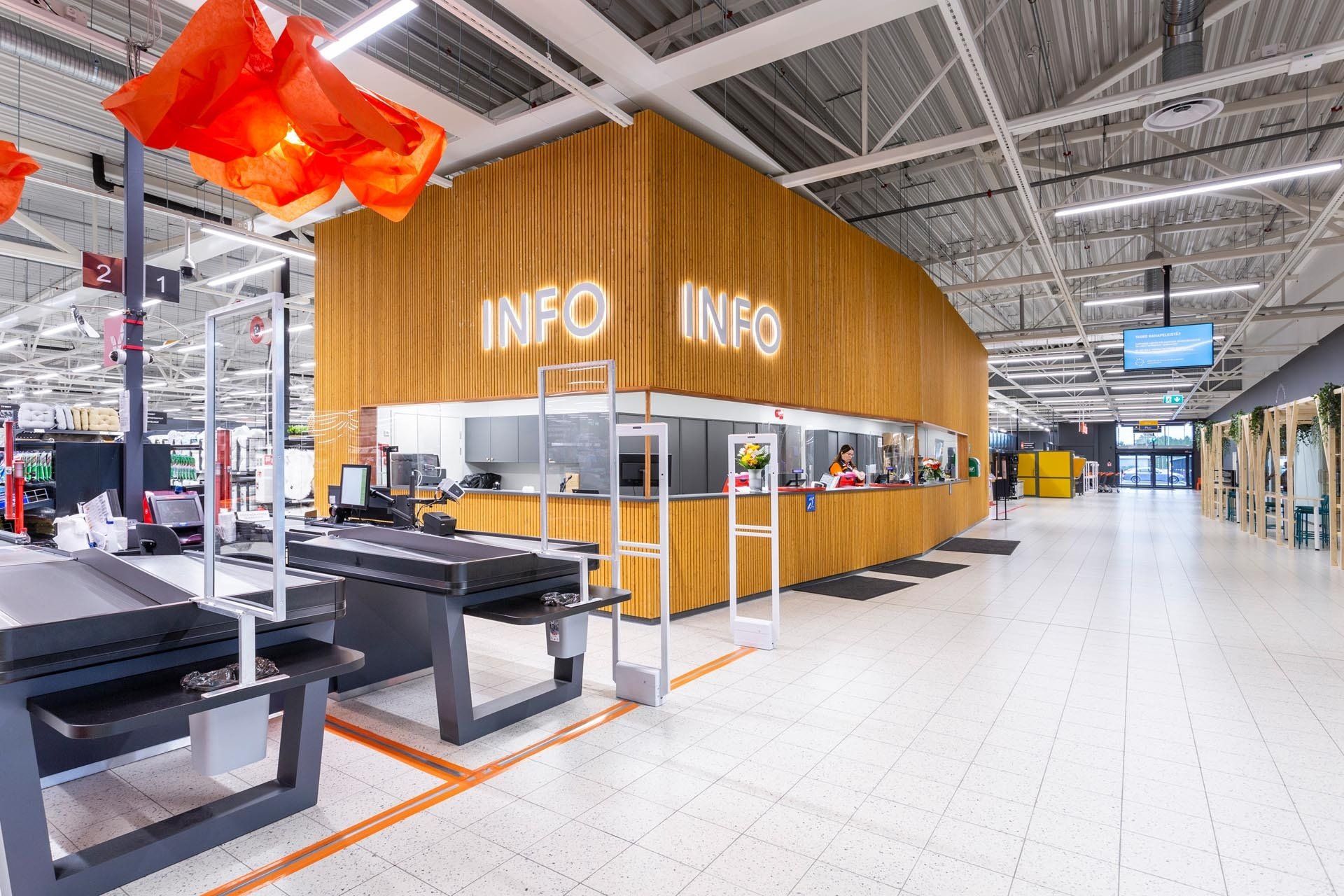 Hypermarketin puuverhoiltu infopiste. Opastesuunnitelma - led-valaistu tekstikyltti. 