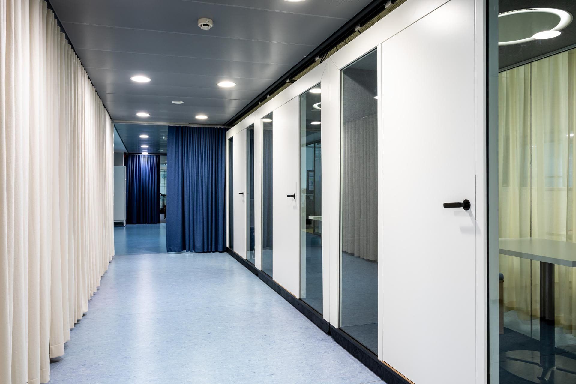 Toimiston tilasuunnittelu. Hiljainen työtila Module Duo. Akustoivissa verhoissa wave-nauha.