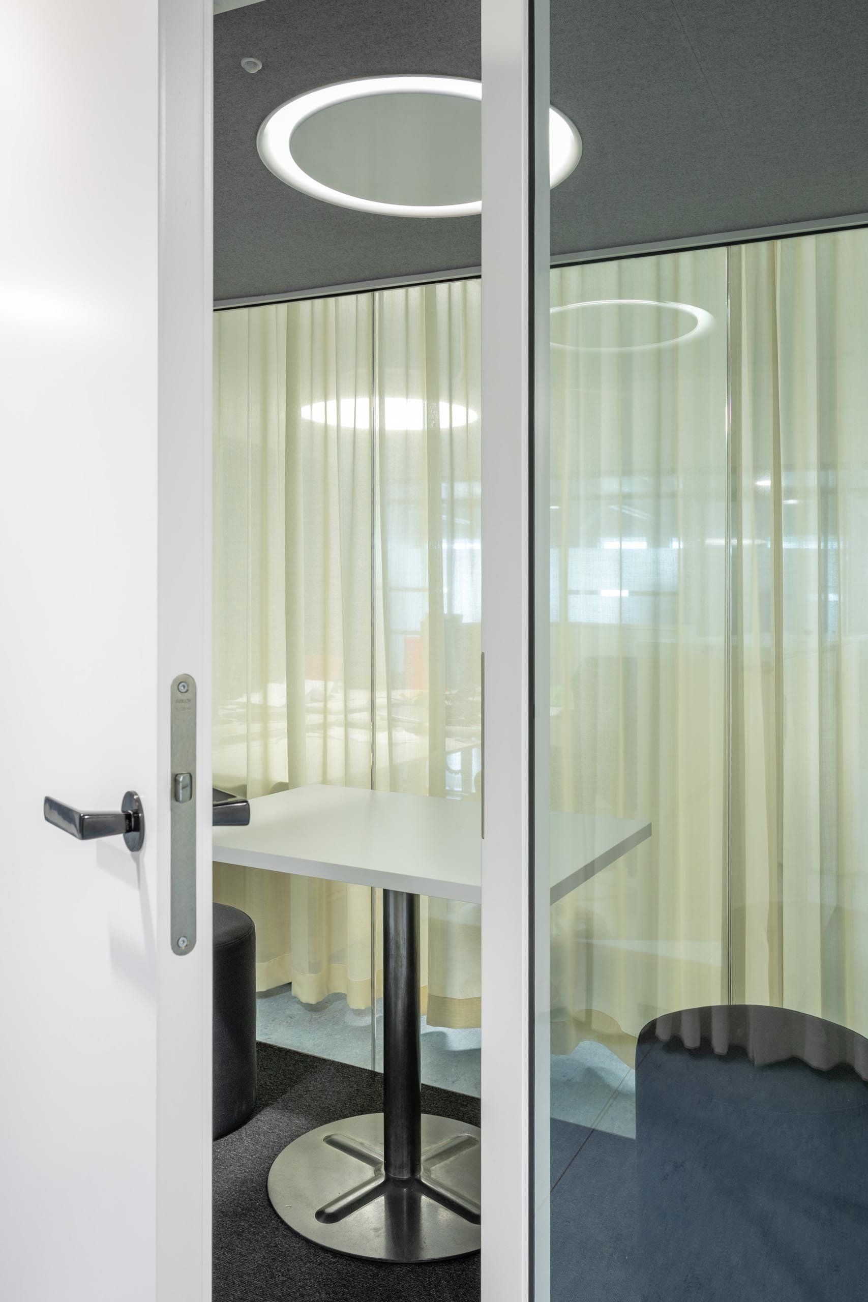 Puhelinkoppi toimistossa. 