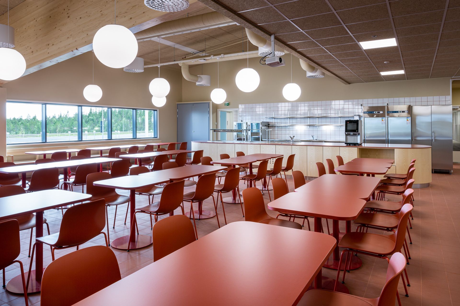 Yritystilasuunnittelu - tehtaan industrial henkinen ruokala. Ruokalan linjasto ja pöytäryhmät.