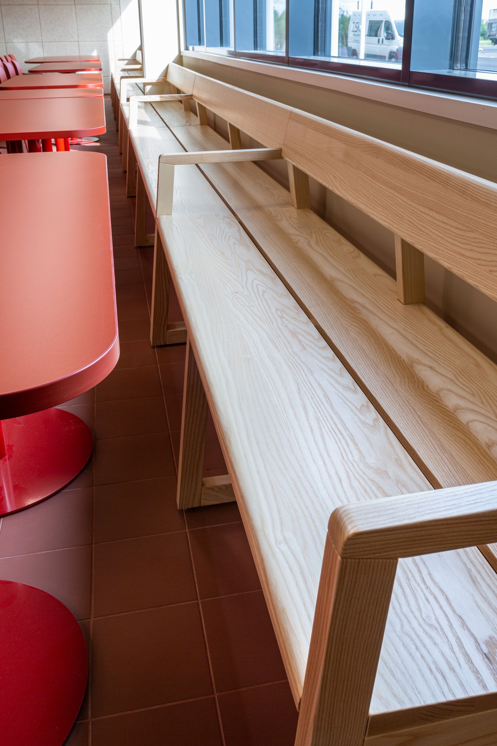 Yksityiskohdat sisustuksessa. Penkki Karl Andersson & Söner Meander. Pyöristetty pöytä mittatilauksena. 