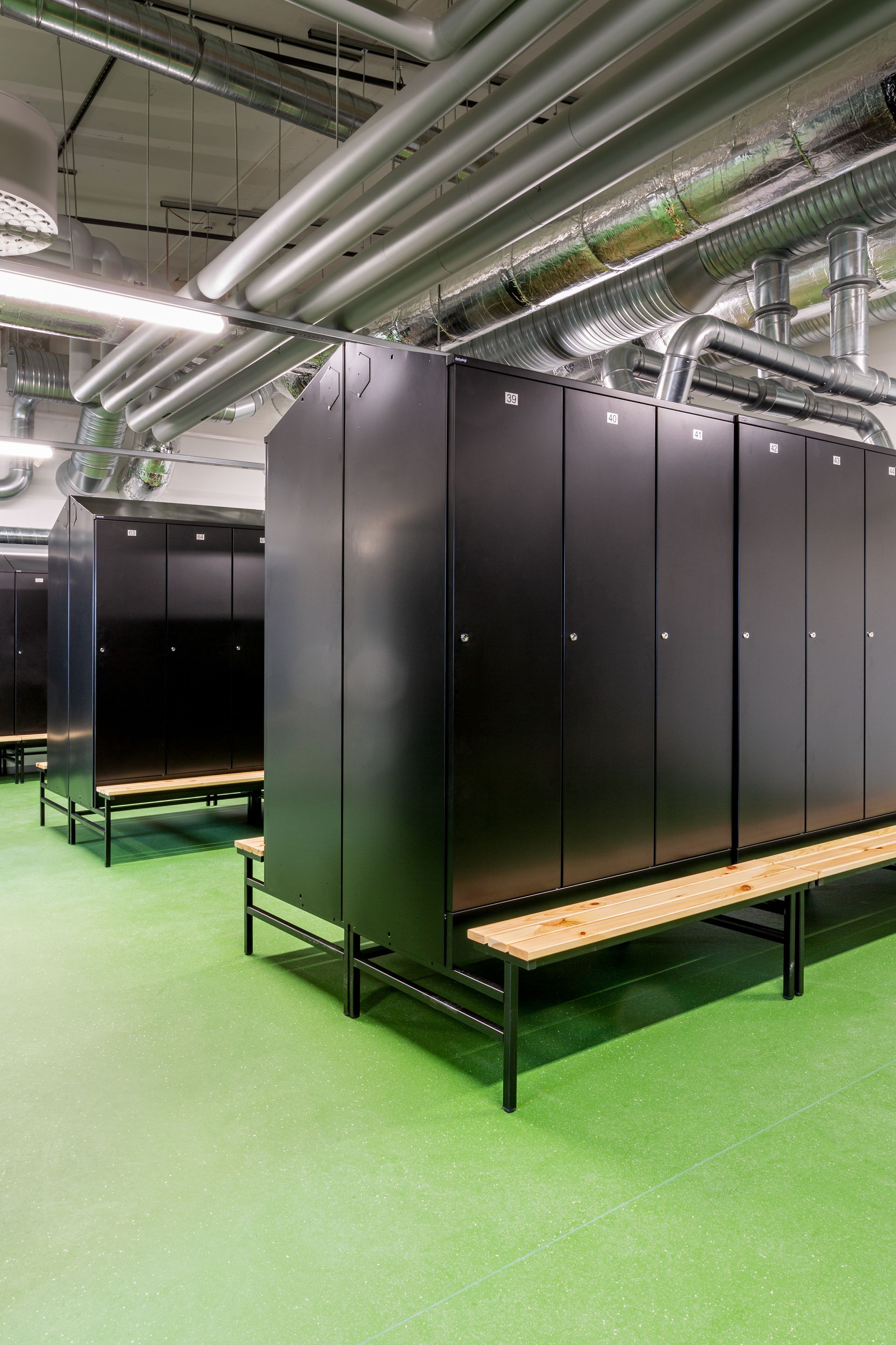 Yrityksen sosiaalitilat - Mustat Punta pukukaapit.