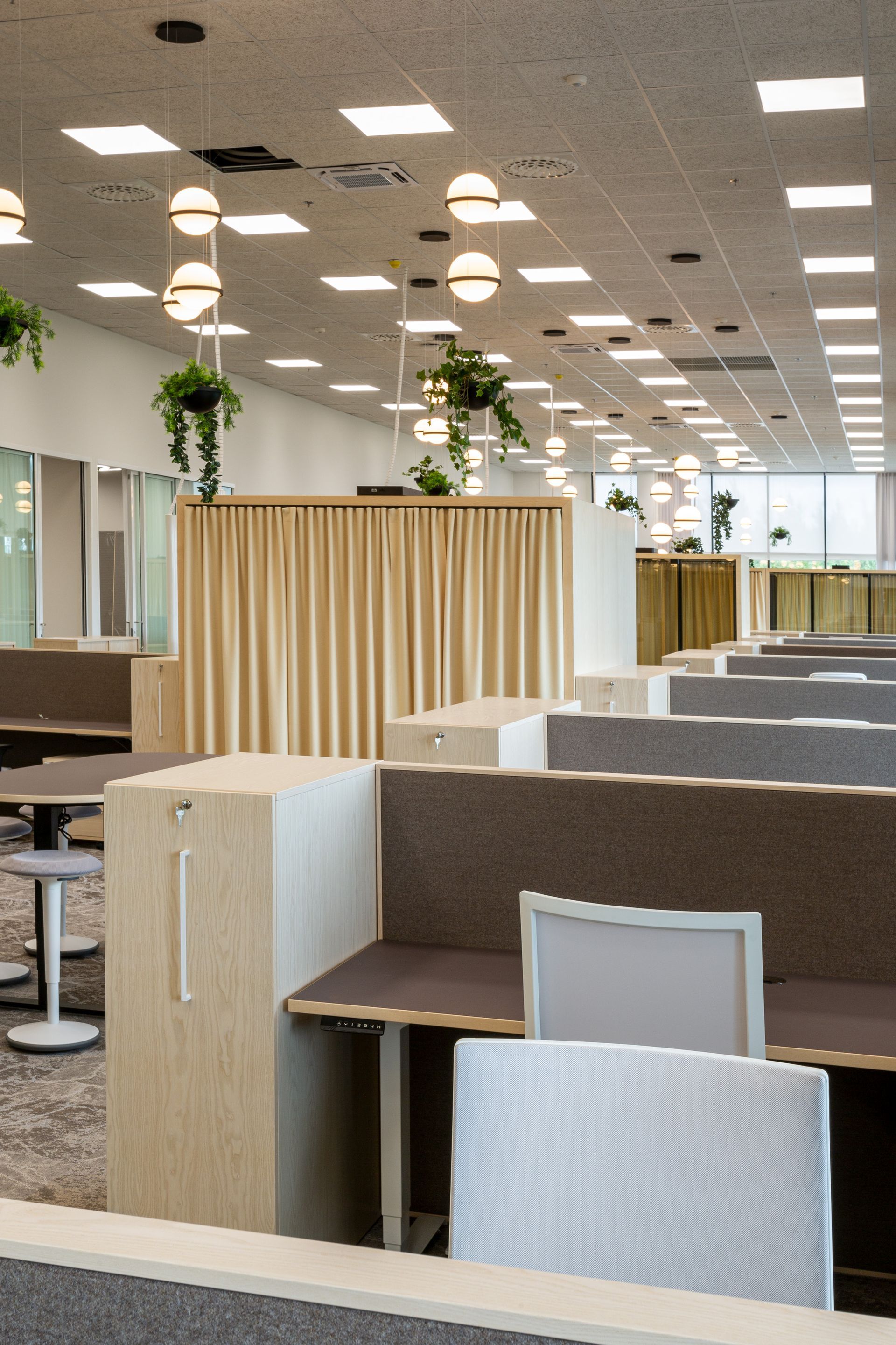 Monitilatoimiston akustiikkasuunnittelu. Verhoiltu sermi, akustinen villaverho ja Hera Design akustiikkapaneelit alakatossa. 