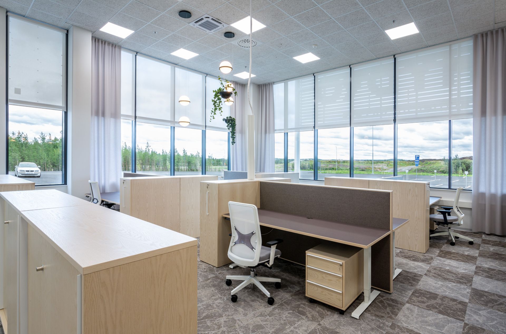 Avotilatoimisto. Riippuvalaisimet kasveilla Vibia Palma.