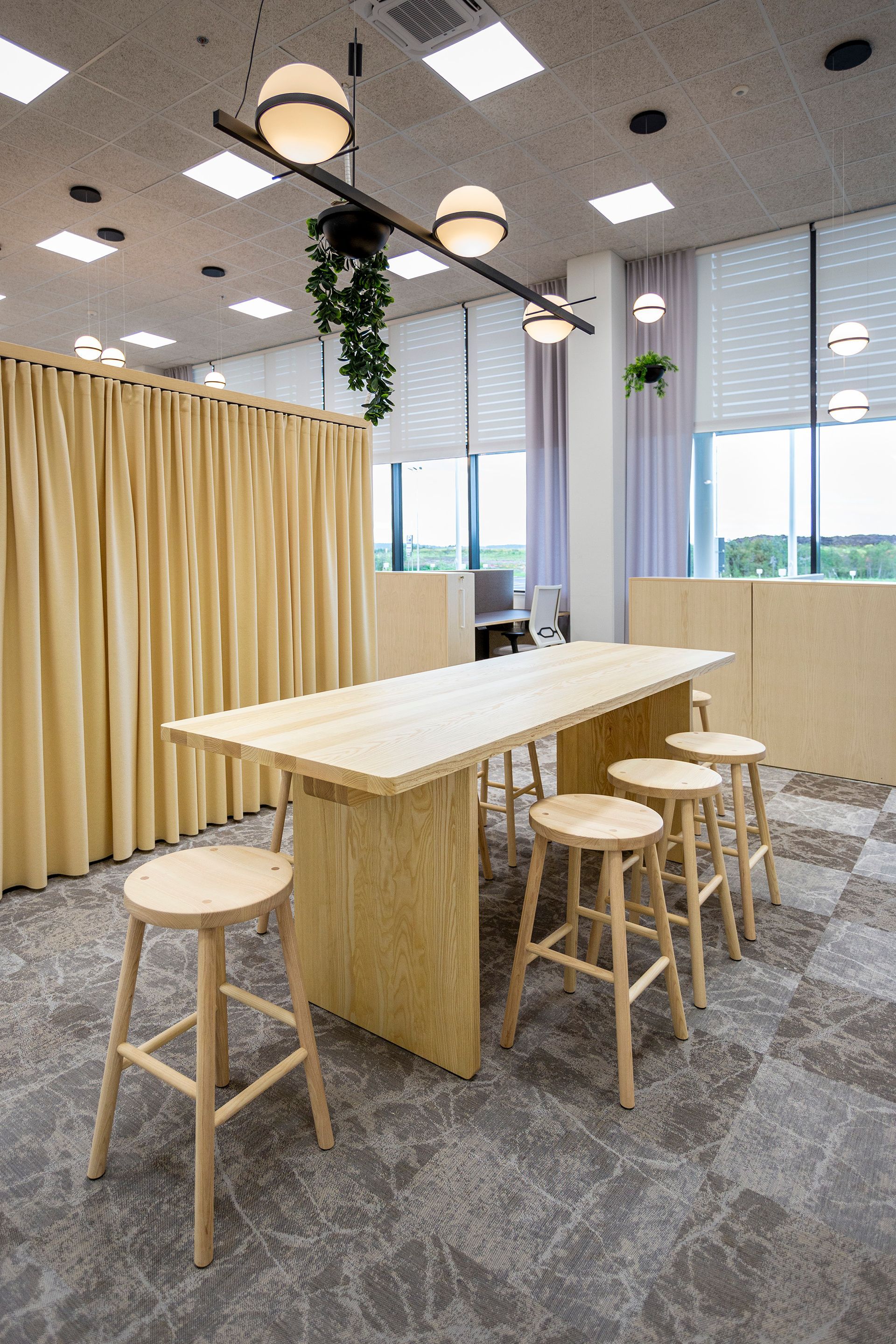 Ryhmätyöpiste toimistossa. Puinen neuvottelupöytä Nikari Edi ja jakkarat Nikari Storia. 