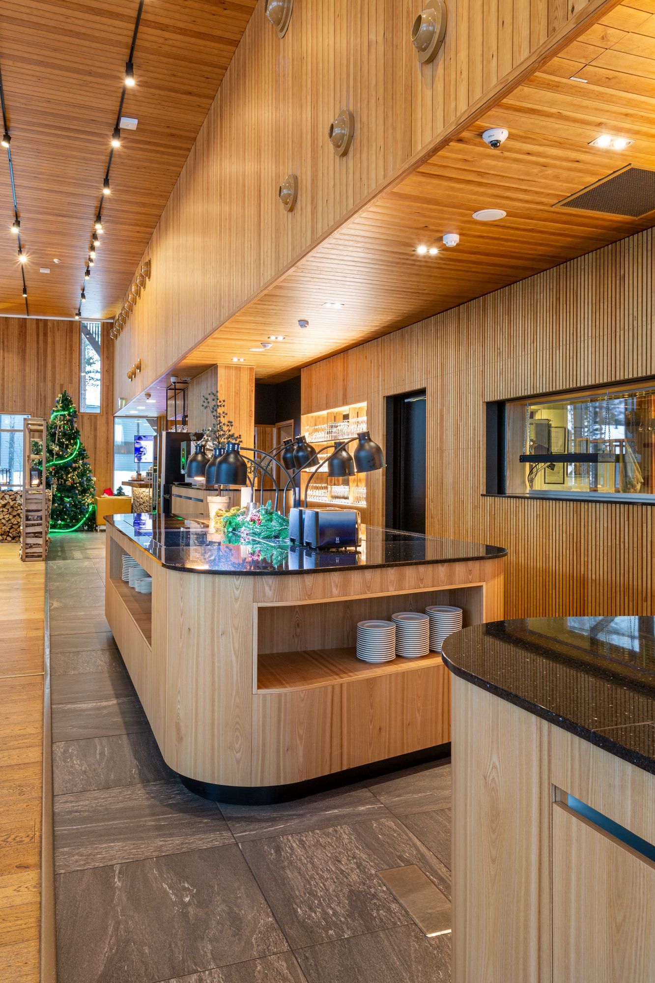 Ravintolan buffet linjasto. Tason päällä Stay Hot lämpölamppu Focus LPF. Tason alla tarjotinsyvennykset. 