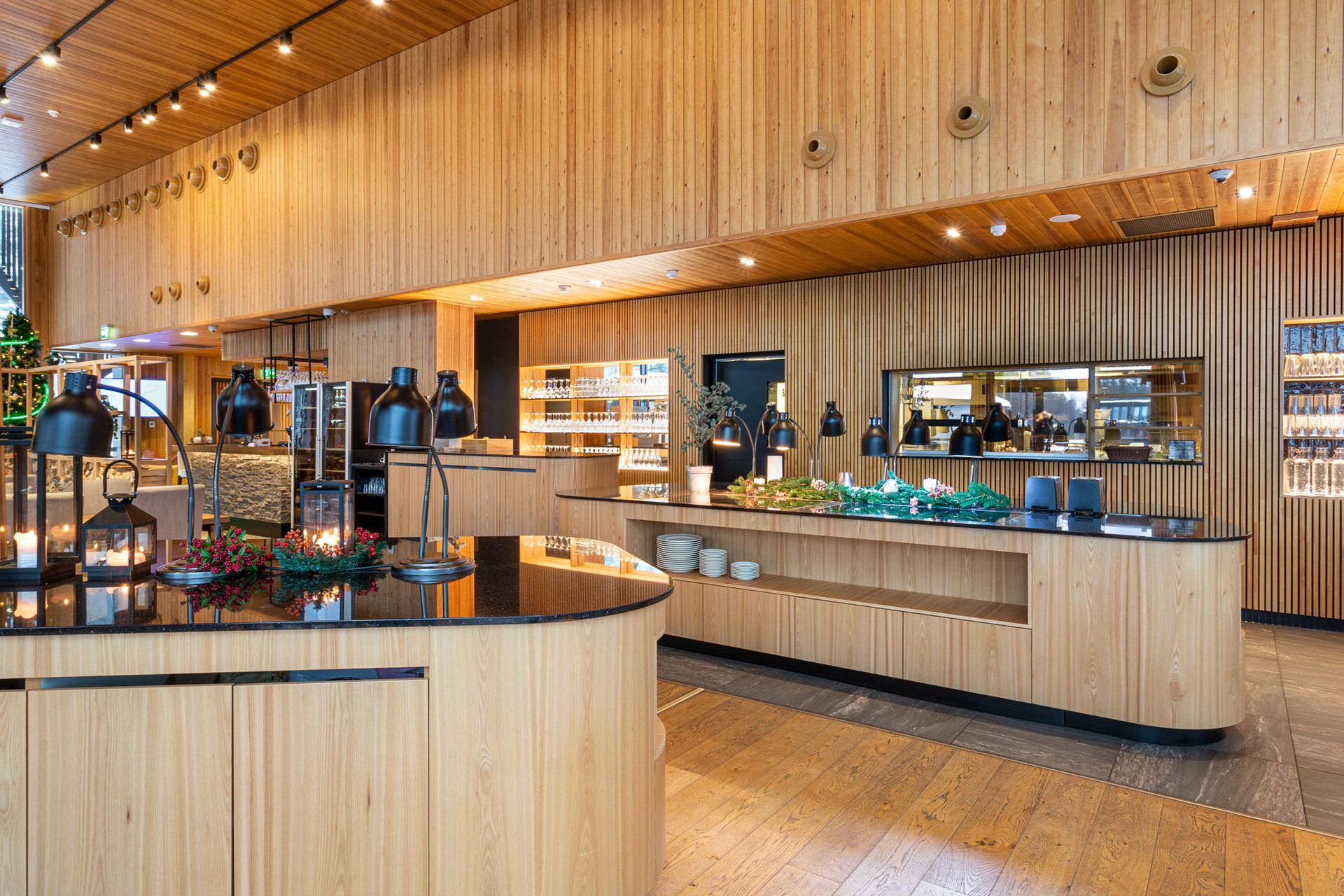 Ravintolakalusteiden suunnittelu - puinen tarjoilulinjasto puusepäntyönä. 