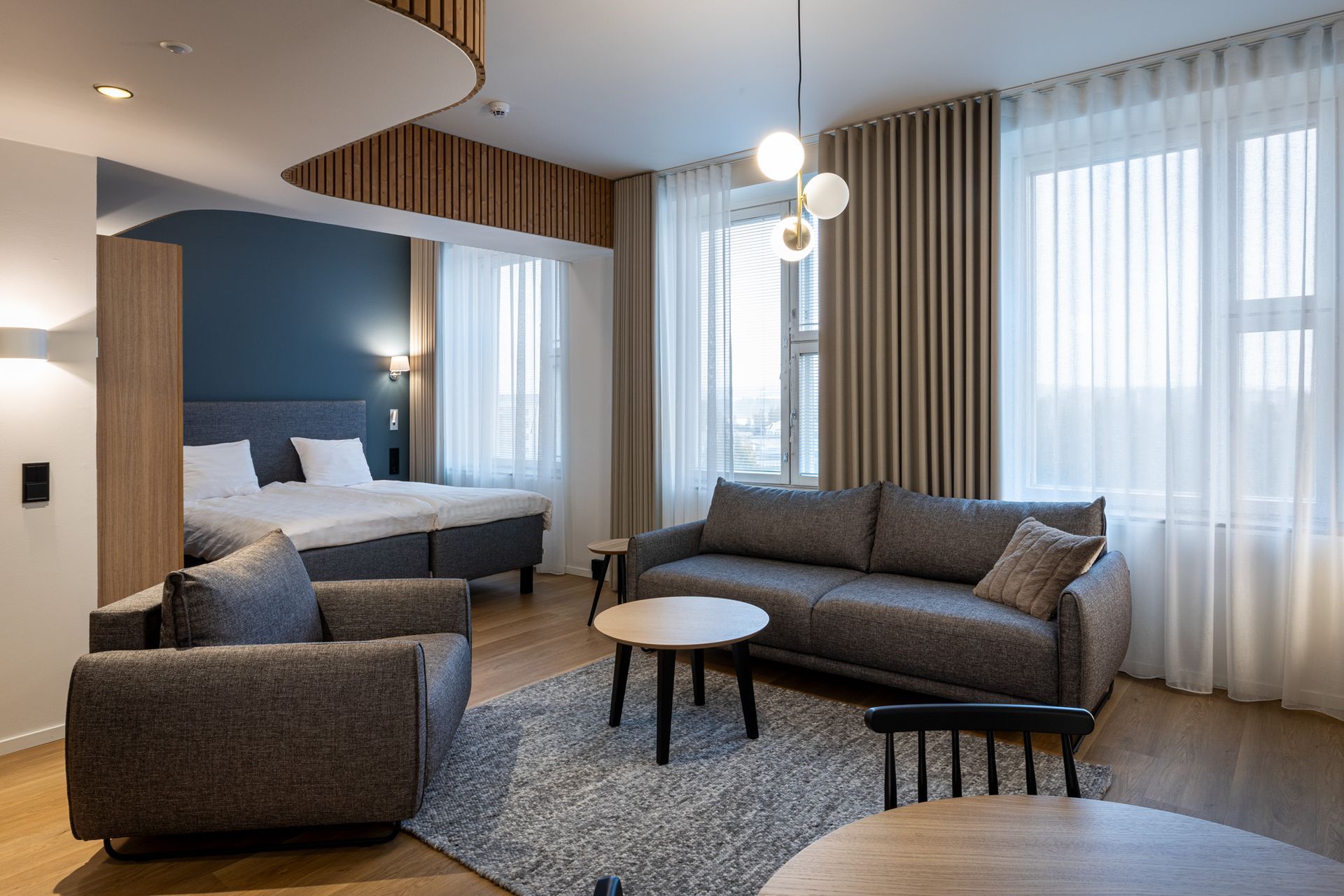 Hotellihuone - oleskeluryhmä ja sänkysyvennys