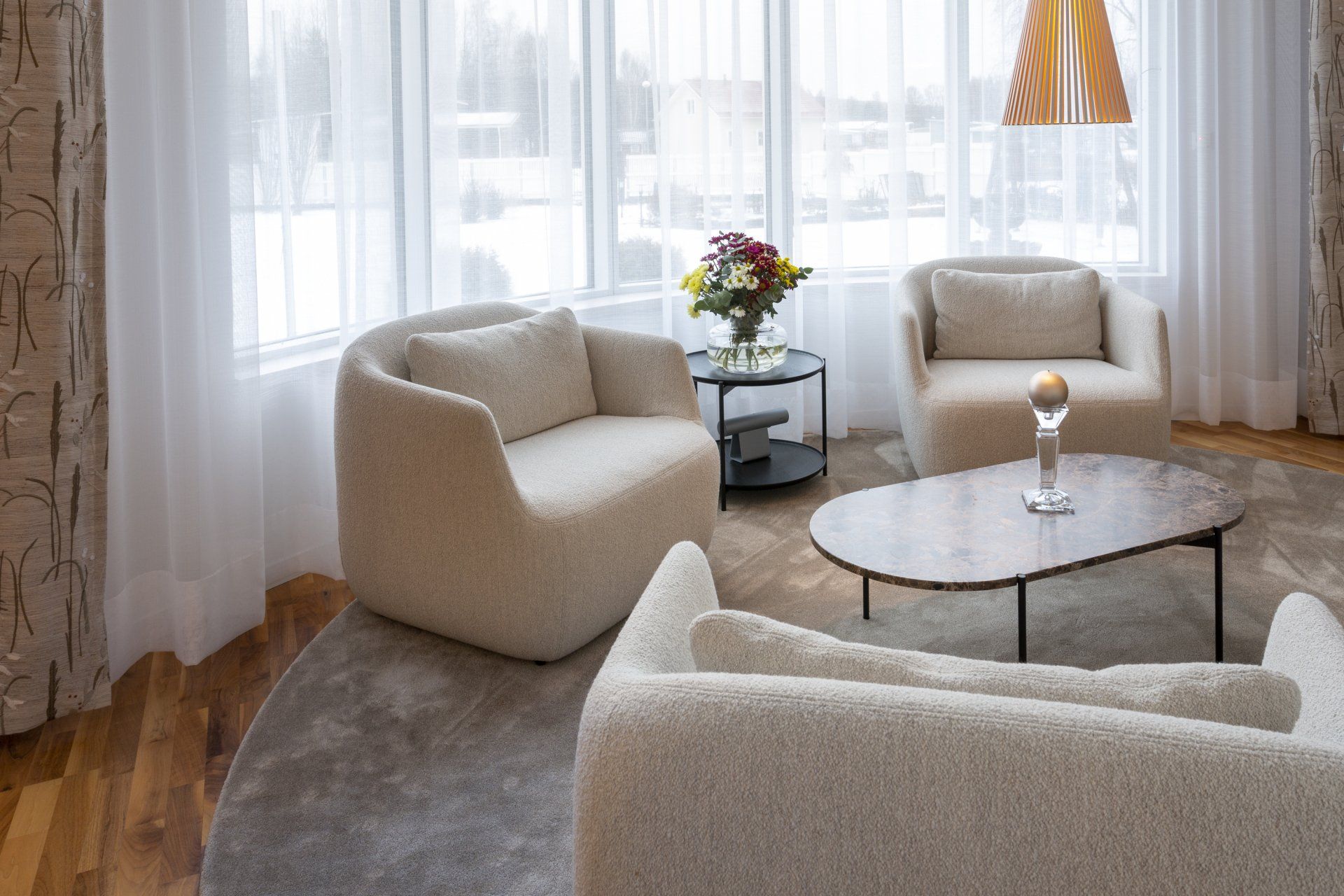 Olohuoneen tekstiili- ja irtokalustesuunnitelma. Nojatuolit Adea Como. Sivuverhot ja valoverhot aaltopoimutuksella. 