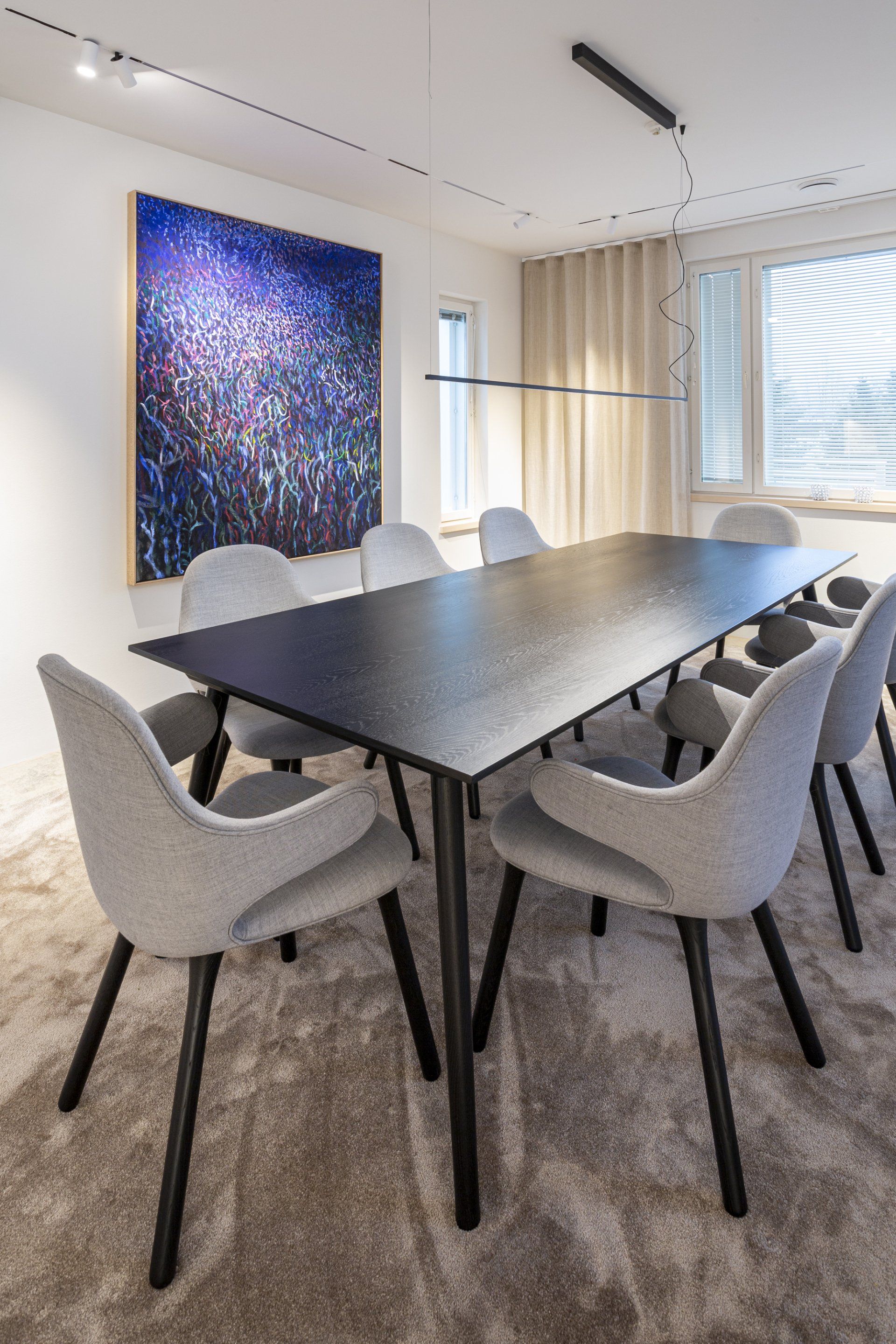 Ruokailutilan sisustus. Ruokailuryhmän tuolit &Tradition Catch. Seinällä taulu Eemil Karila Shades of Darkness.