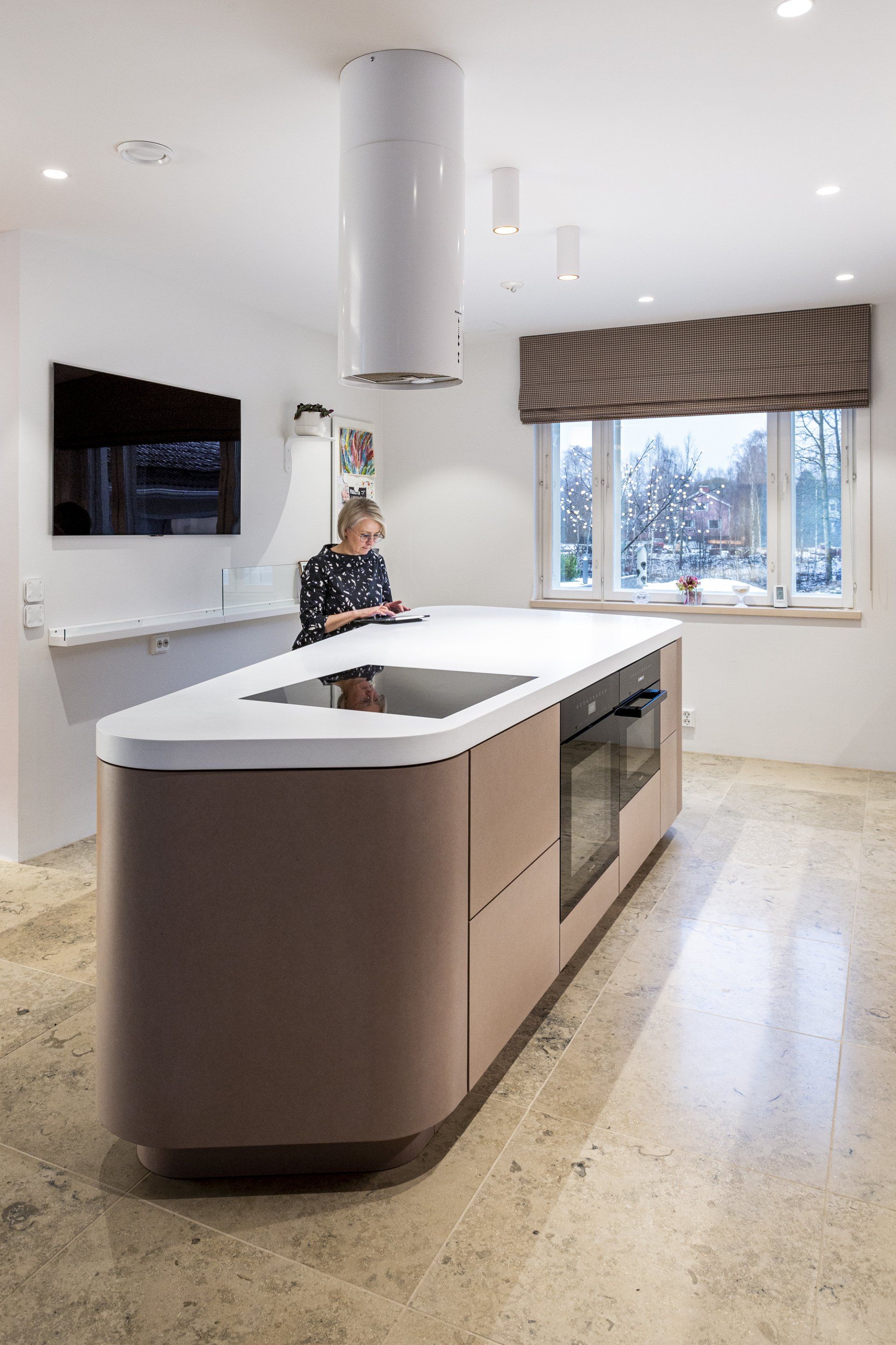 Kaareva keittiösaareke. 